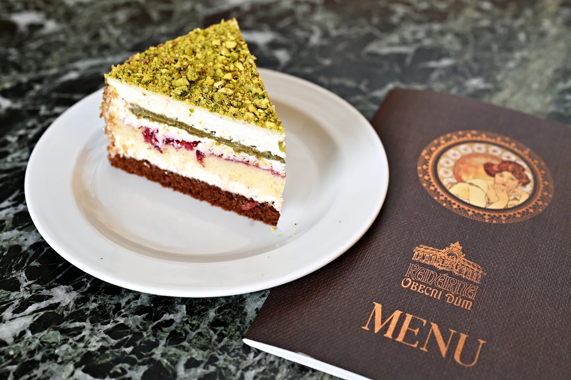 Káva a dort pro 2 osoby v nádherné secesní kavárně v Obecním domě