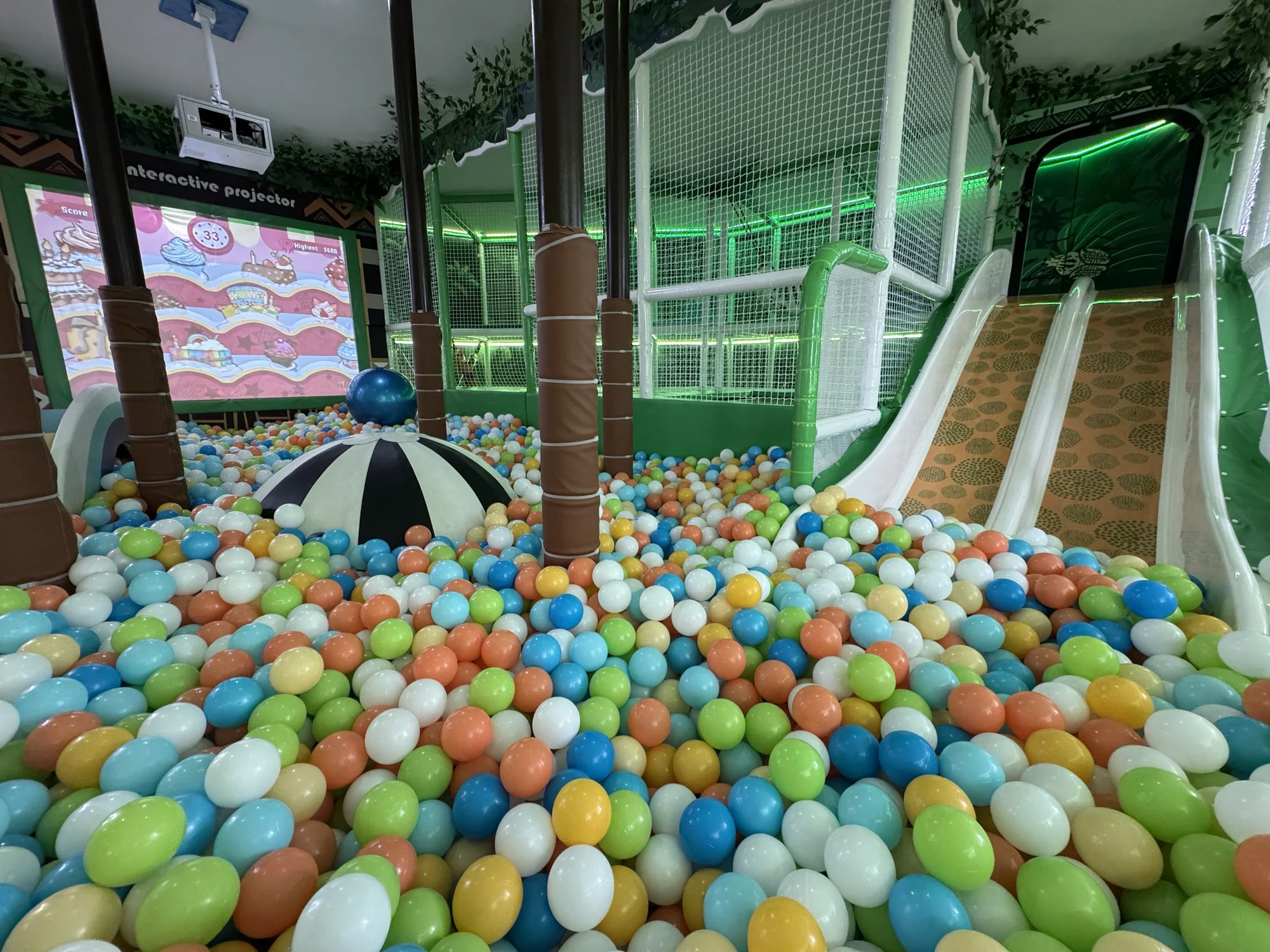 Útulné chatky u rybníka na úpatí Orlických hor pro pár i rodinu: jídlo, sauny a biotop