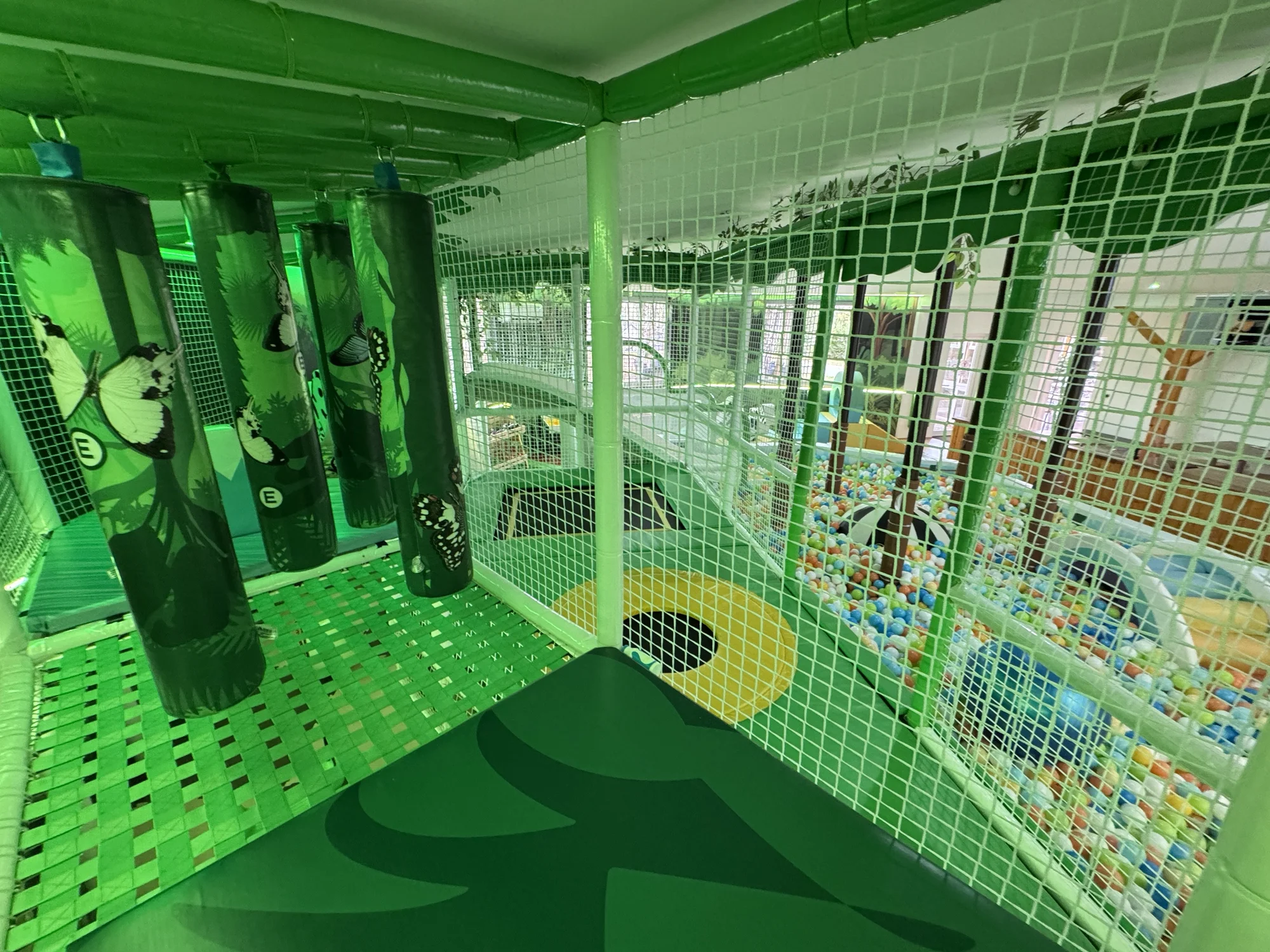 Útulné chatky u rybníka na úpatí Orlických hor pro pár i rodinu: jídlo, sauny a biotop