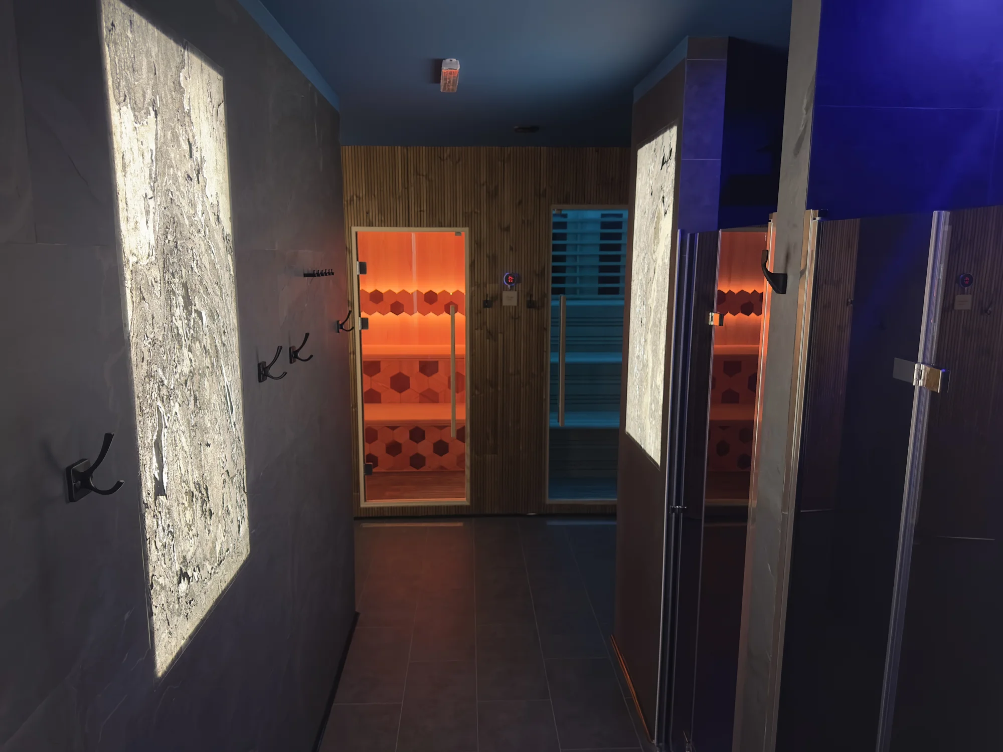 Útulné chatky u rybníka na úpatí Orlických hor pro pár i rodinu: jídlo, sauny a biotop