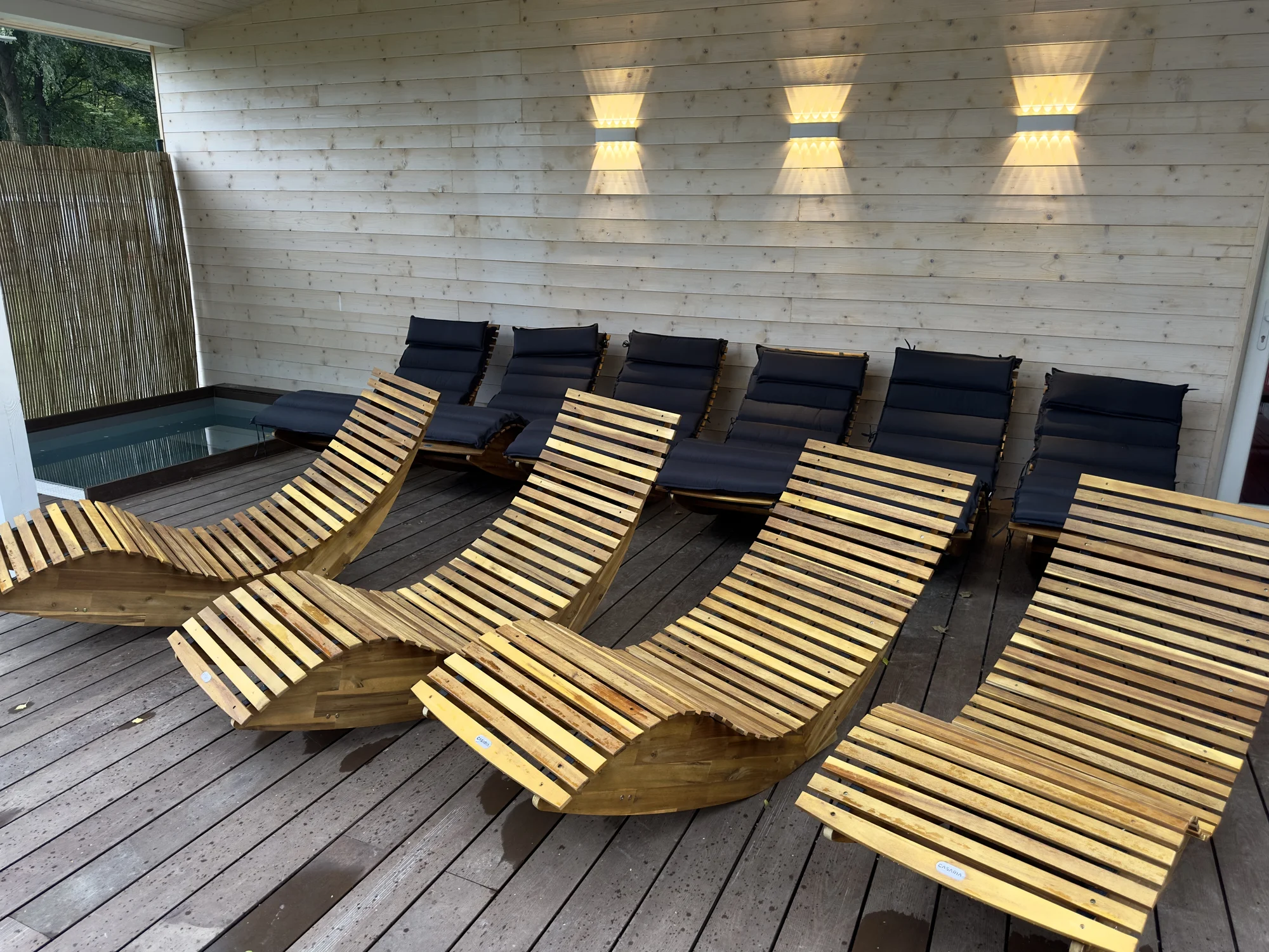 Útulné chatky u rybníka na úpatí Orlických hor pro pár i rodinu: jídlo, sauny a biotop