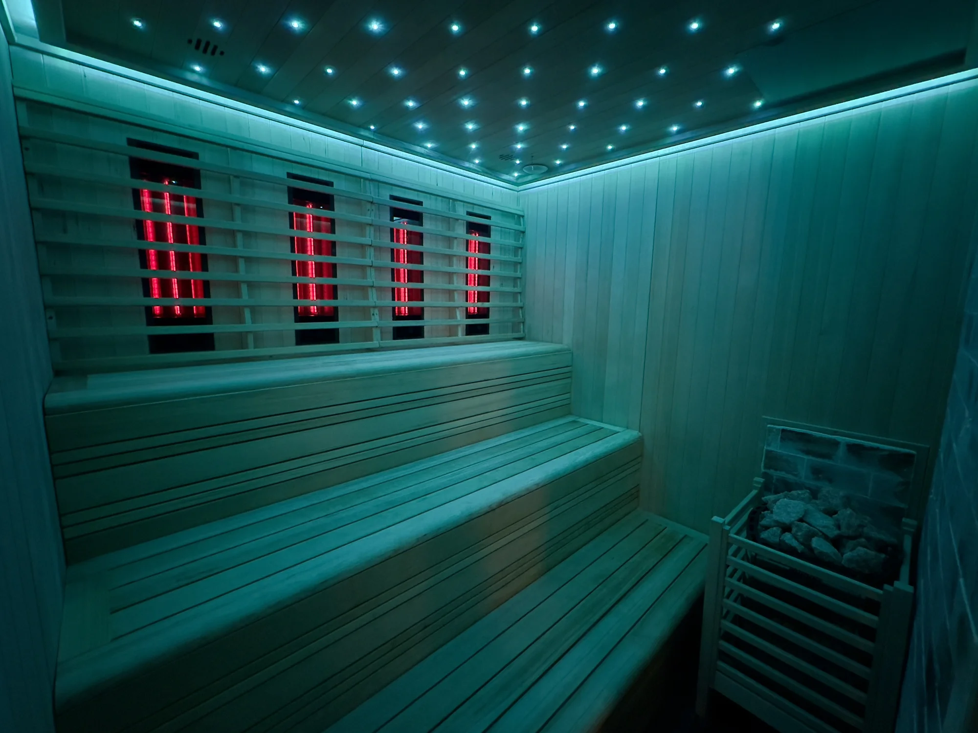 Útulné chatky u rybníka na úpatí Orlických hor pro pár i rodinu: jídlo, sauny a biotop