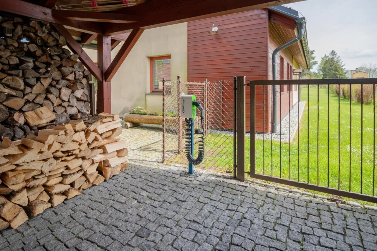 Dovolená v oblasti Tiských stěn: moderní prázdninový domek až pro 7 osob, možnost wellness