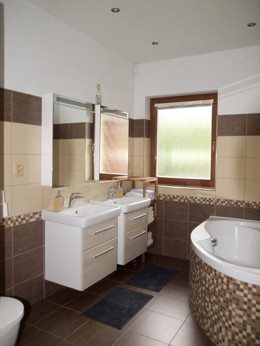 Dovolená v oblasti Tiských stěn: moderní prázdninový domek až pro 7 osob, možnost wellness