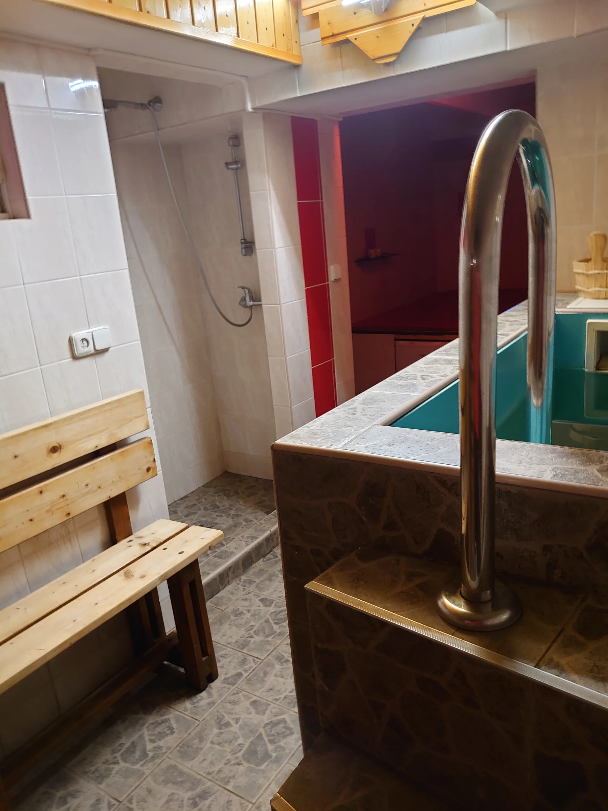 Privátní relax: 2 hodiny v sauně pro 1 až 3 osoby, odpočívárna s krbem