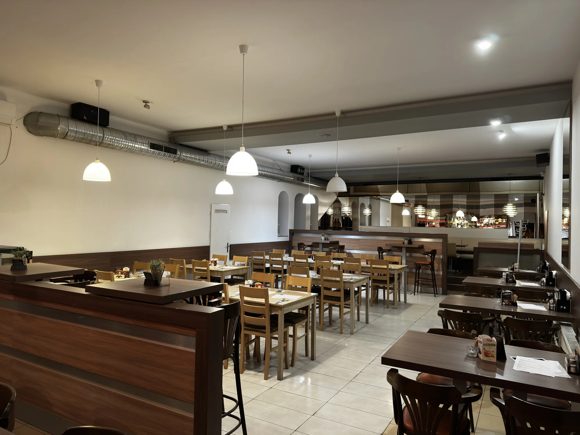 1 nebo 2 šťavnaté burgery s hranolky a coleslawem: hovězí, vepřové i se smažákem