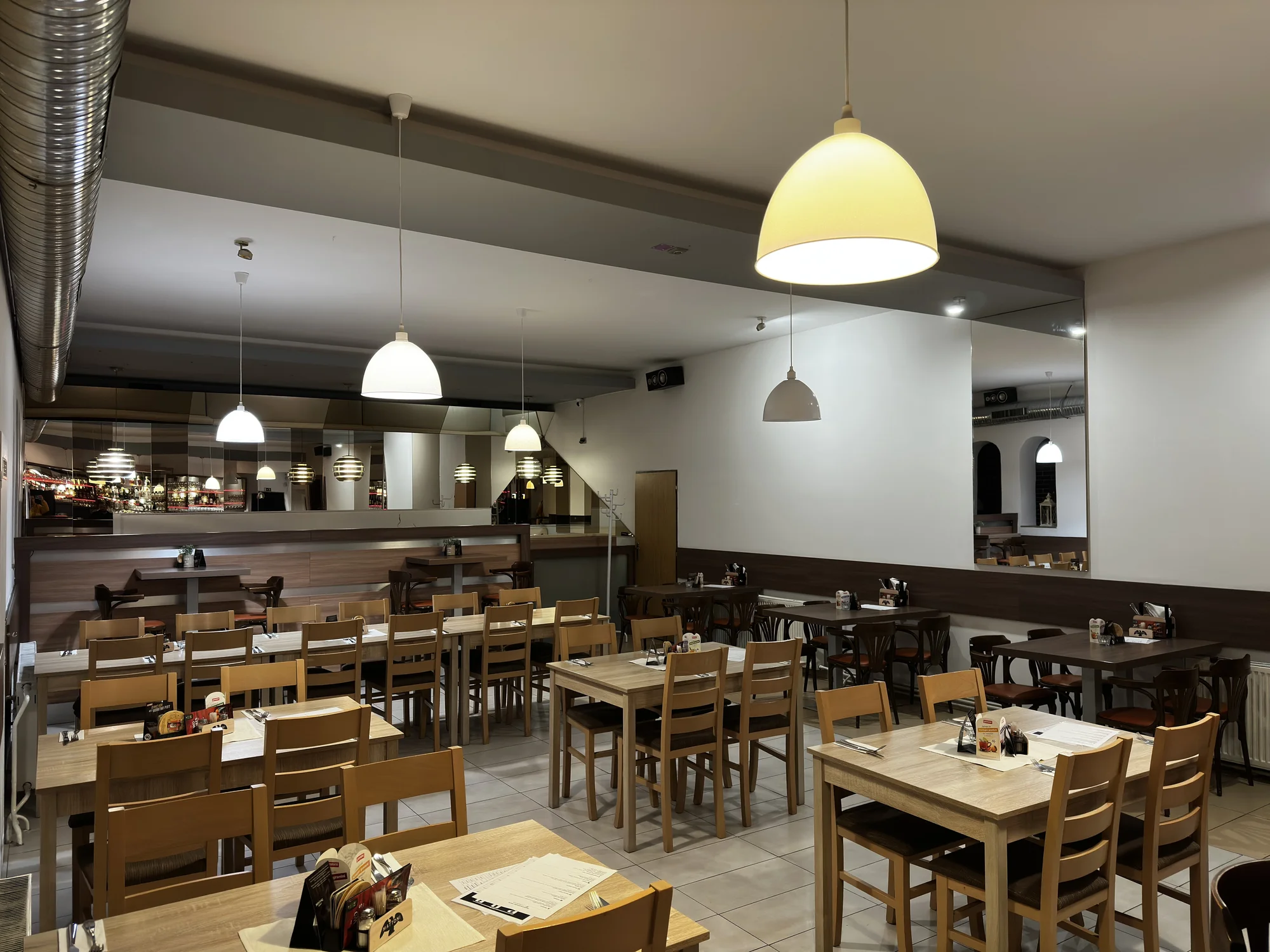 1 nebo 2 šťavnaté burgery s hranolky a coleslawem: hovězí, vepřové i se smažákem