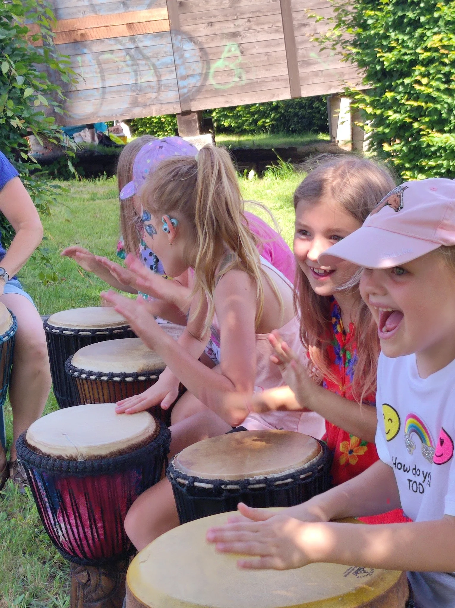 Zažijte rytmus: Workshop na africké bubny Djembe s dopravou zdarma po celé ČR