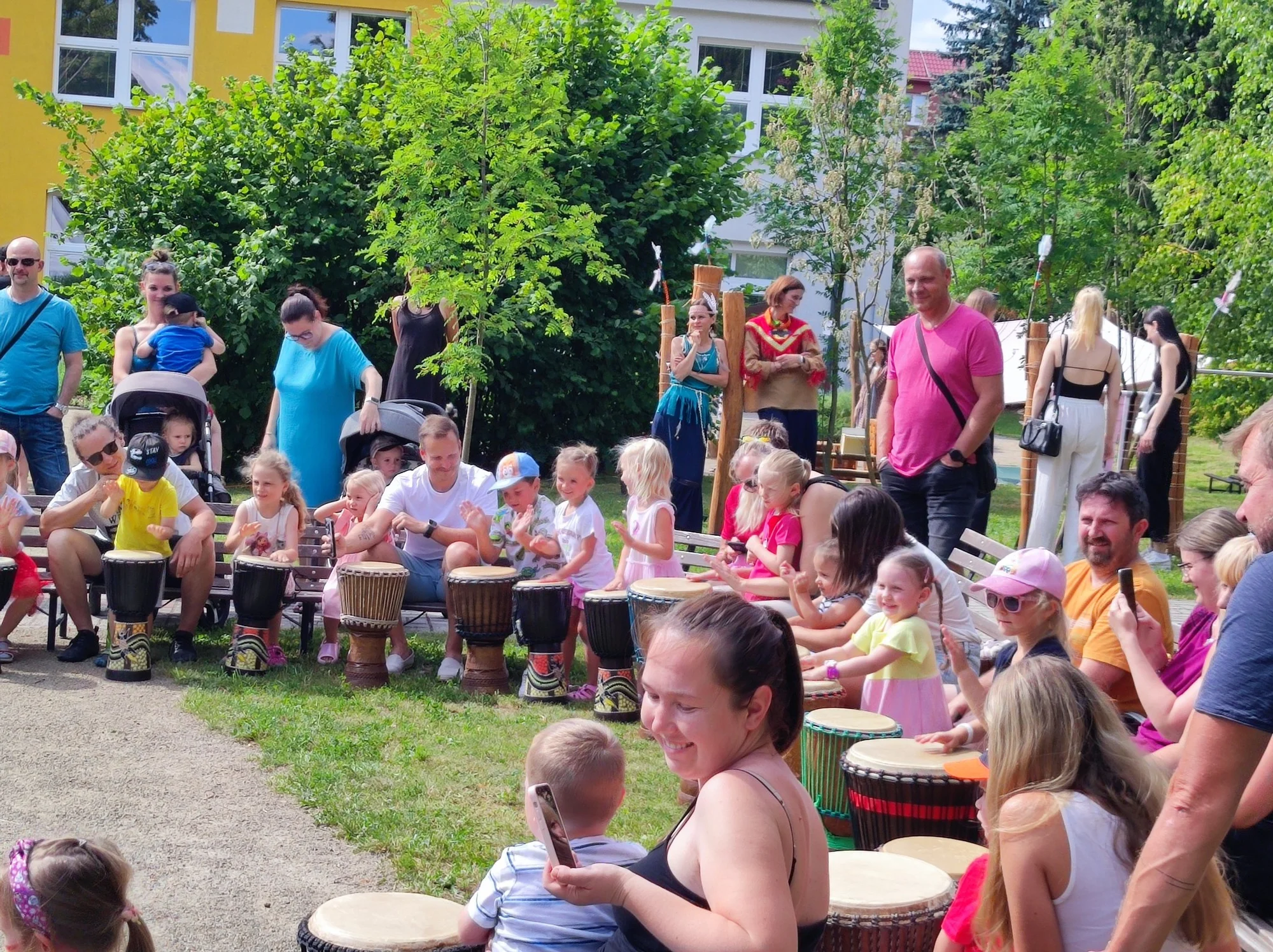 Zažijte rytmus: Workshop na africké bubny Djembe s dopravou zdarma po celé ČR