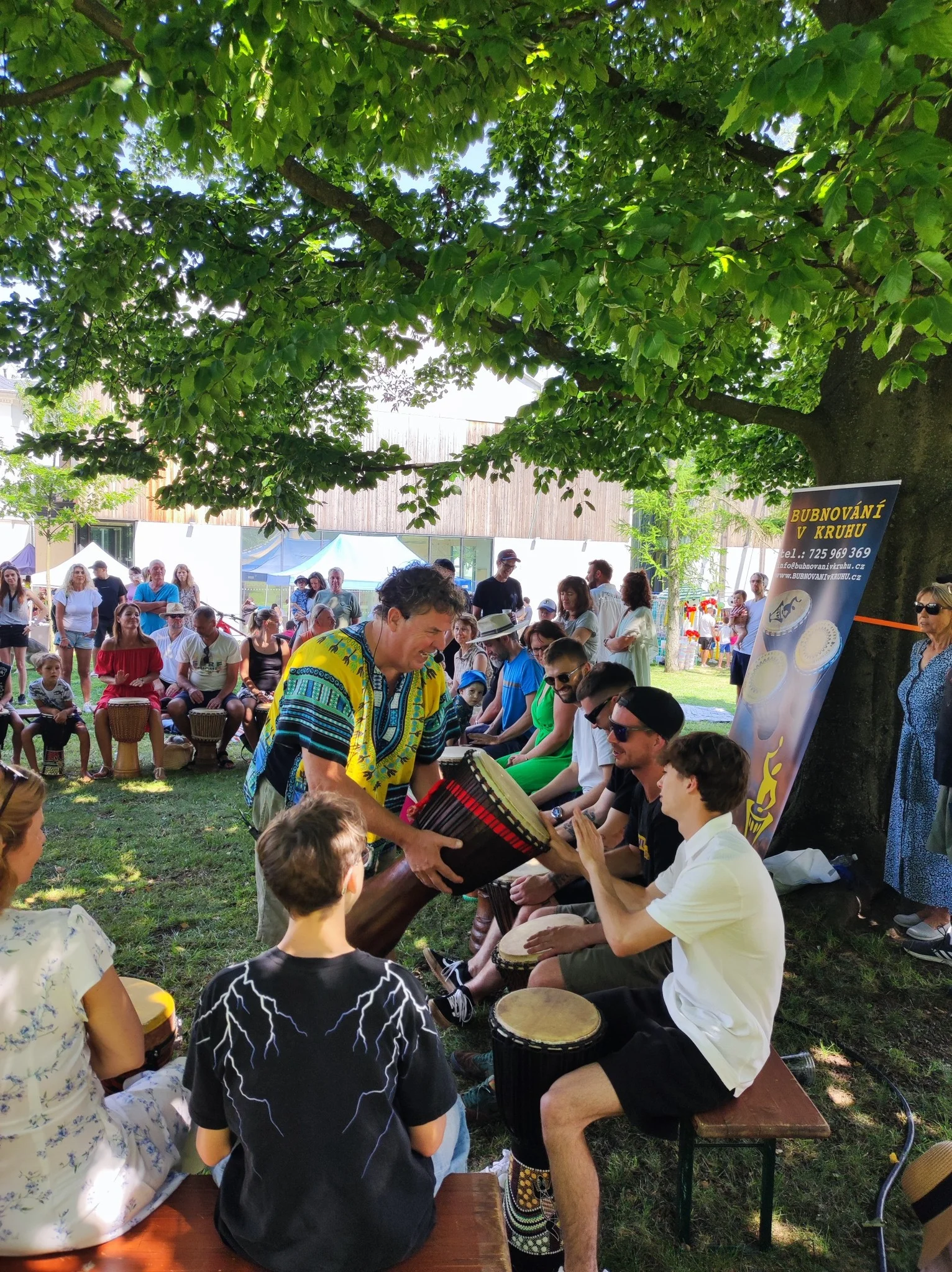 Zažijte rytmus: Workshop na africké bubny Djembe s dopravou zdarma po celé ČR