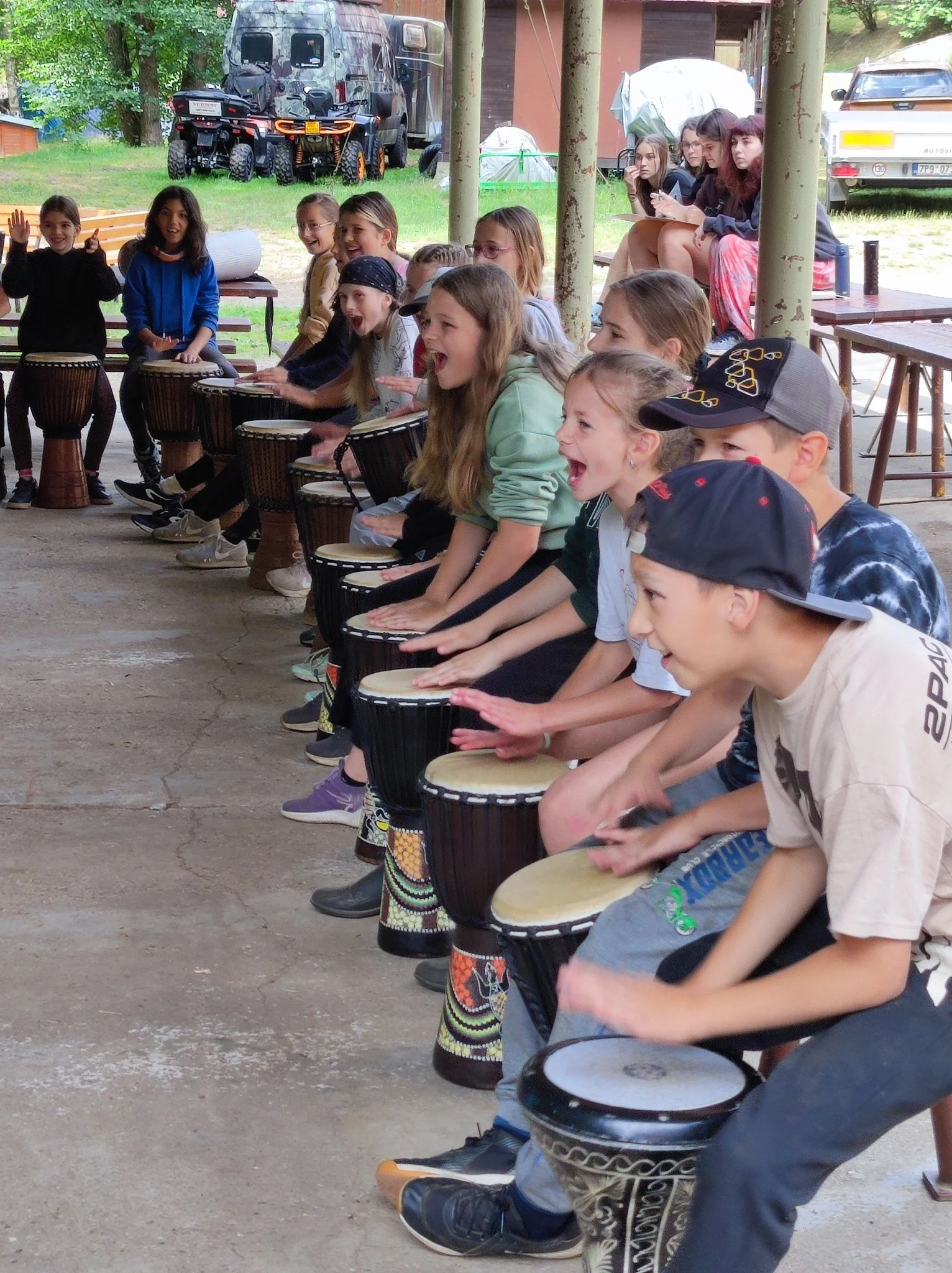 Zažijte rytmus: Workshop na africké bubny Djembe s dopravou zdarma po celé ČR