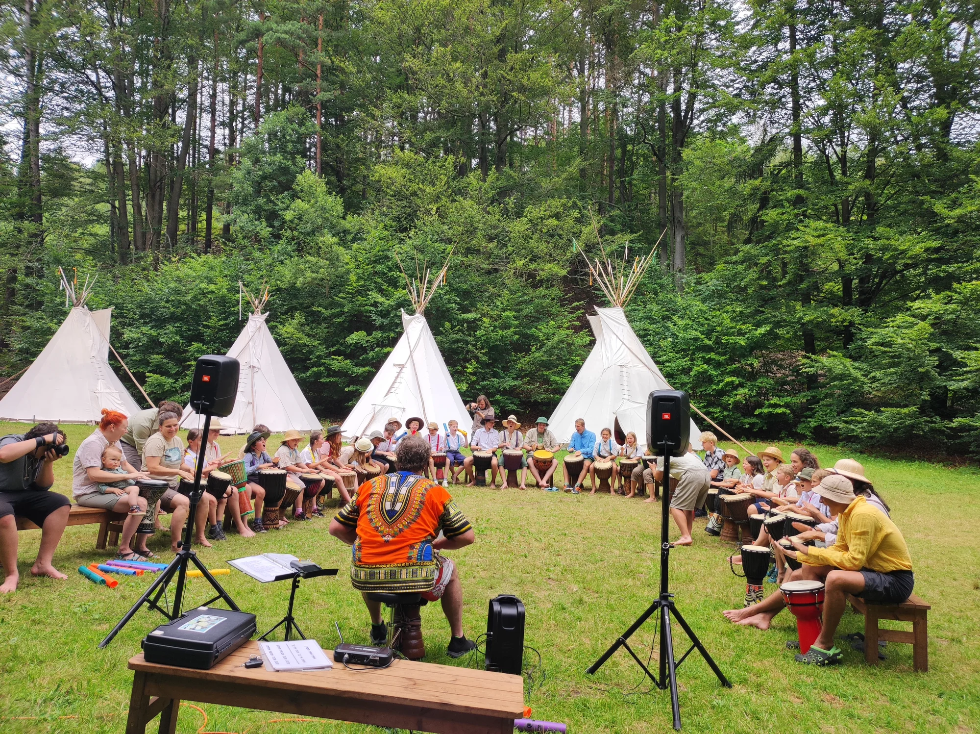 Zažijte rytmus: Workshop na africké bubny Djembe s dopravou zdarma po celé ČR