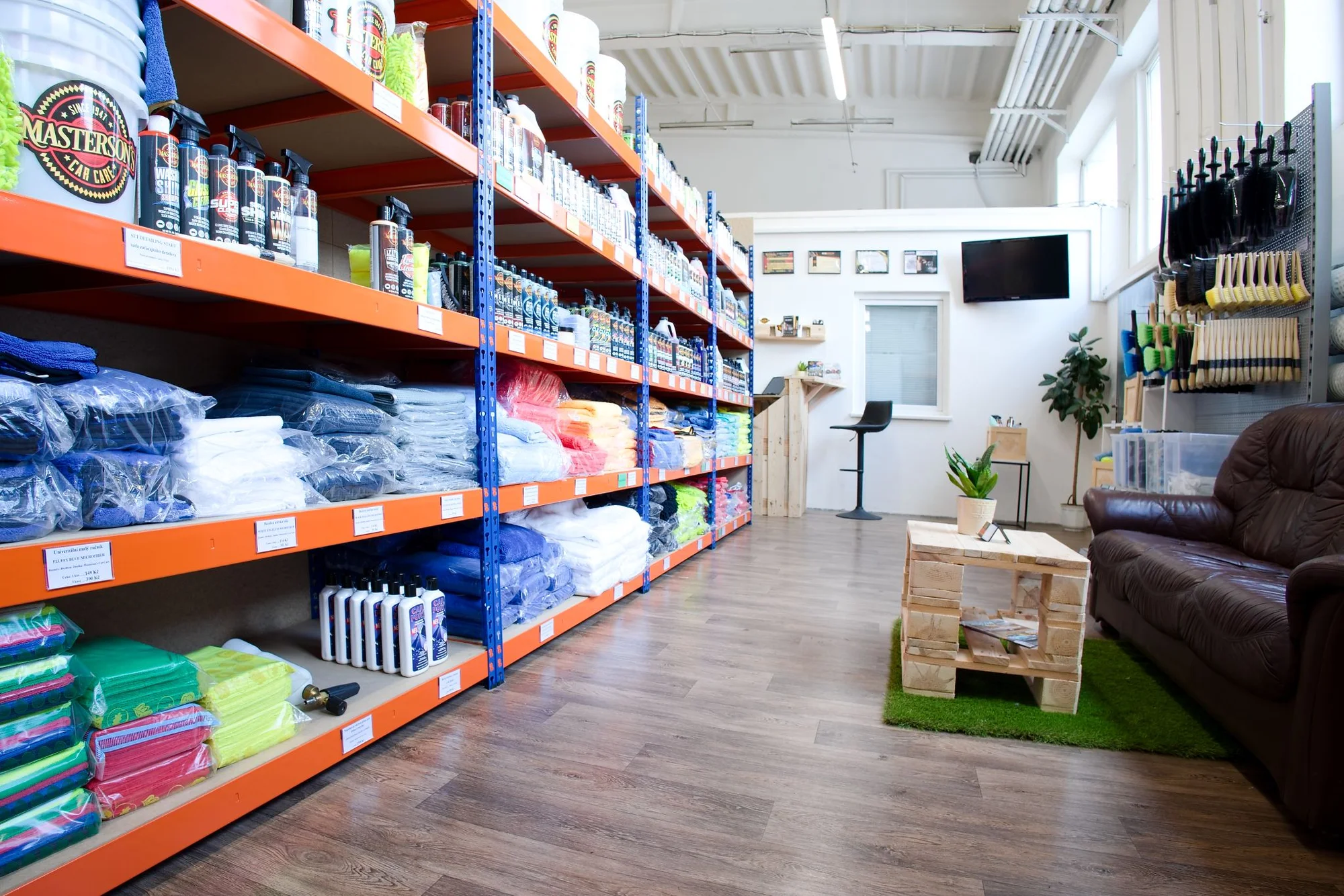 Kompletní a detailní čištění automobilu vč. tepování a voskování: malé, střední i velké vozy