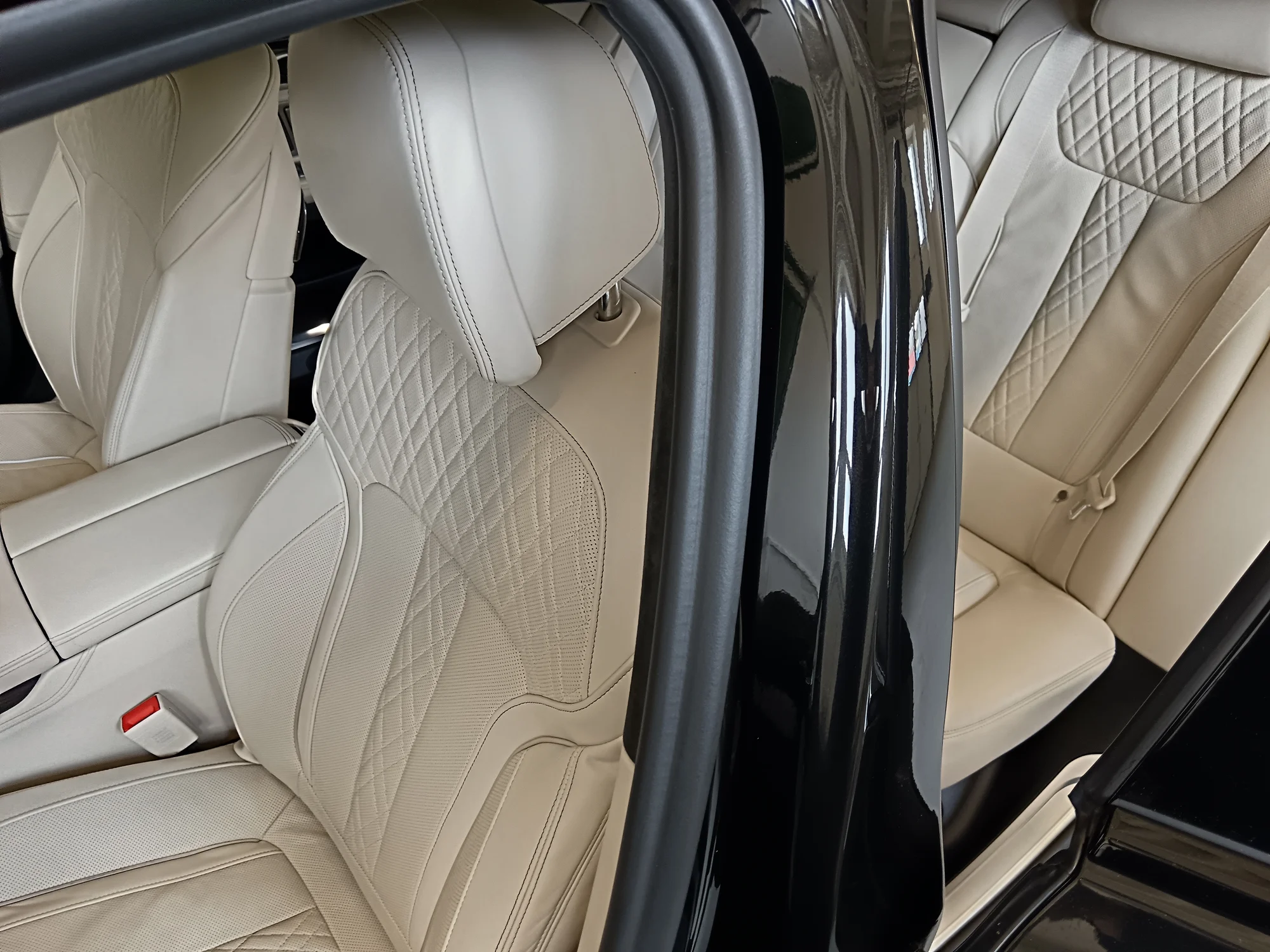 Kompletní a detailní čištění automobilu vč. tepování a voskování: malé, střední i velké vozy