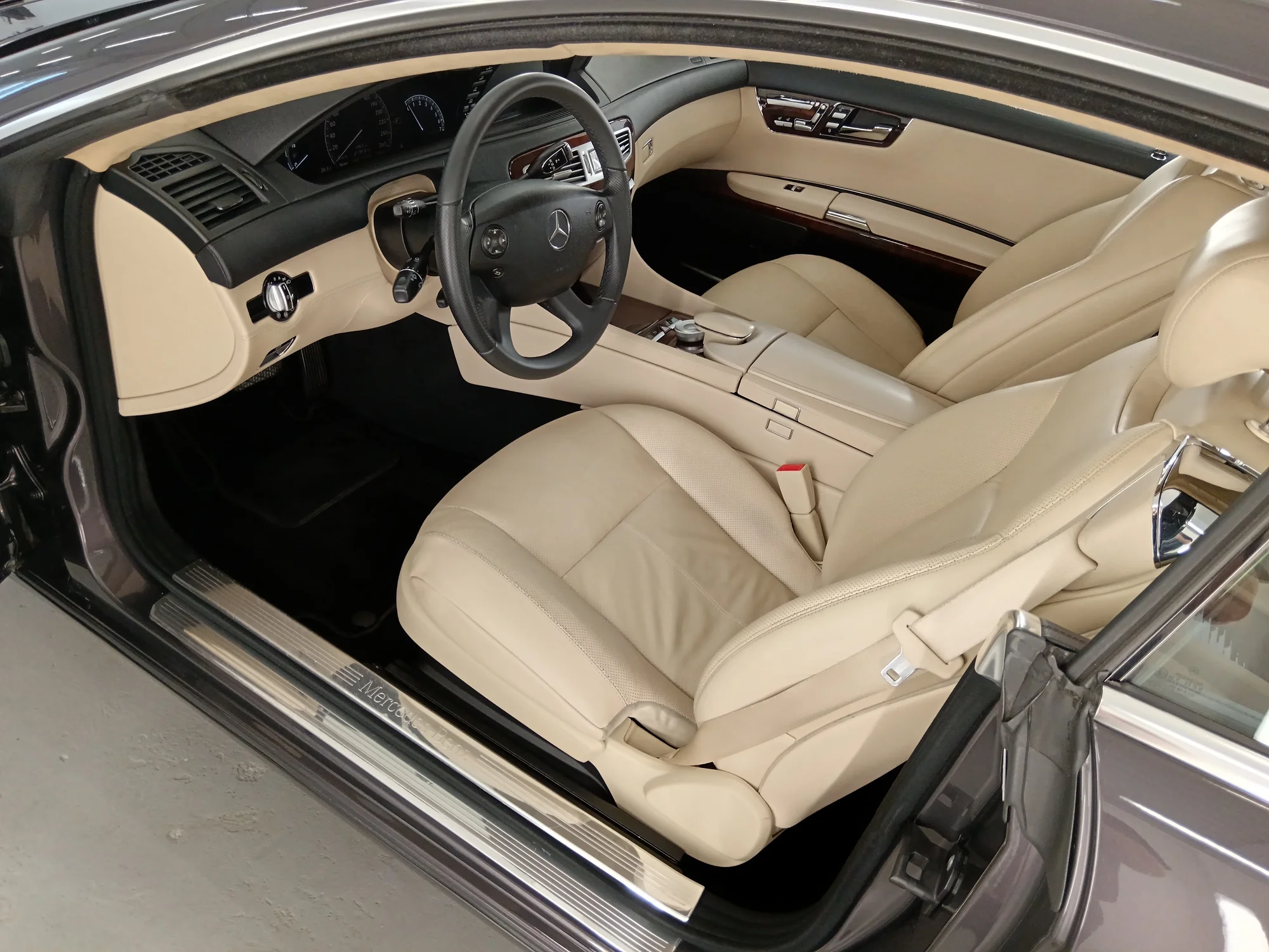 Kompletní a detailní čištění automobilu vč. tepování a voskování: malé, střední i velké vozy