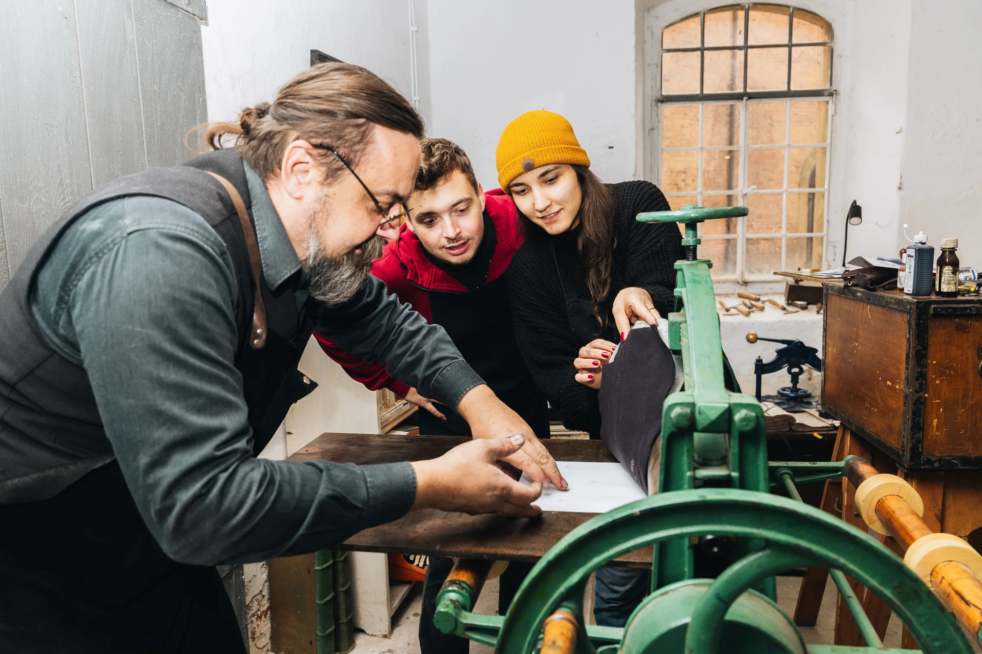 Workshop historického tisku: prohlídka, pečetění i košík plný dobrot