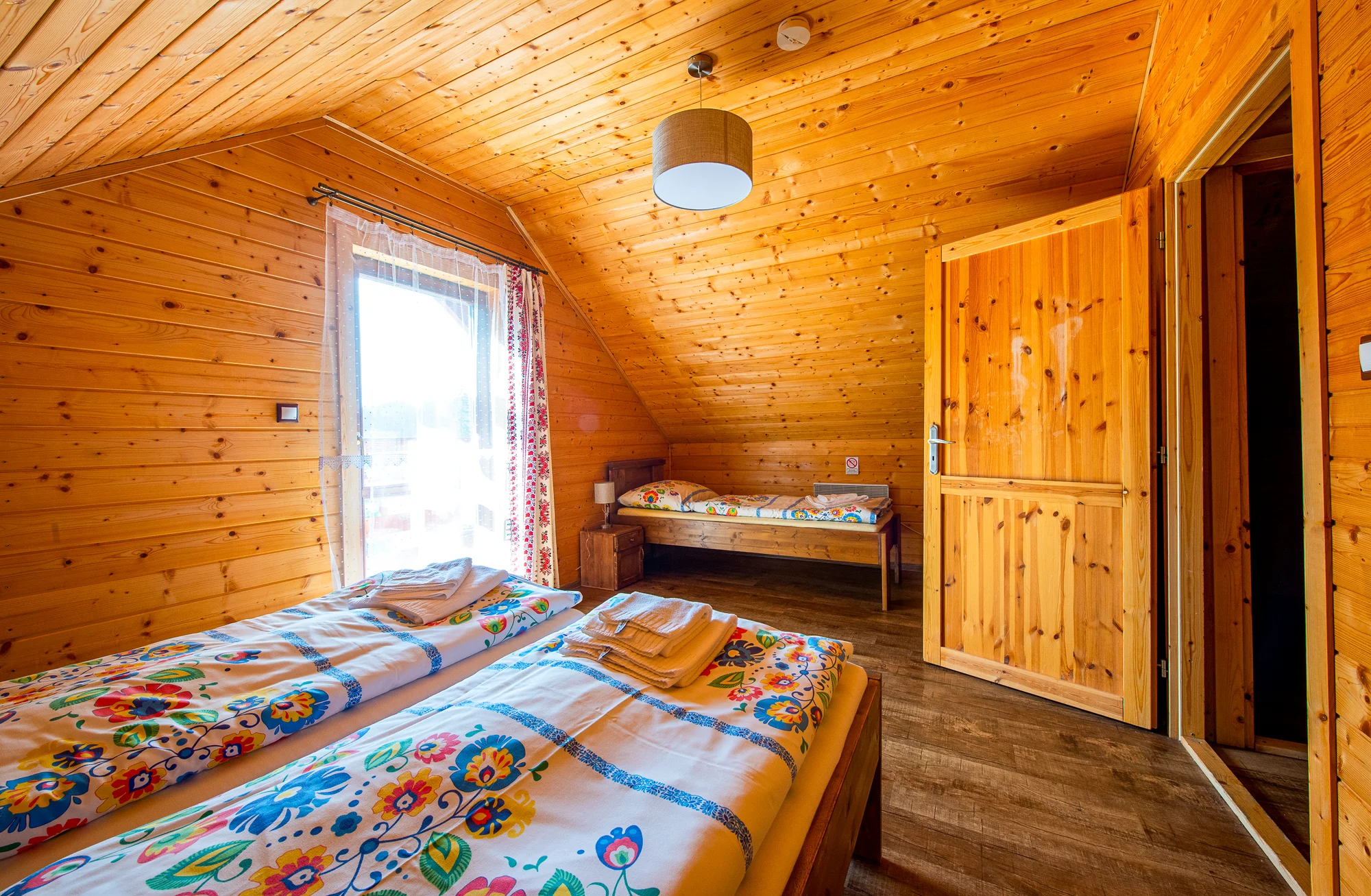 Lopušná Dolina pod Tatrami: pobyt v pokojích nebo chatce s wellness a možností stravování