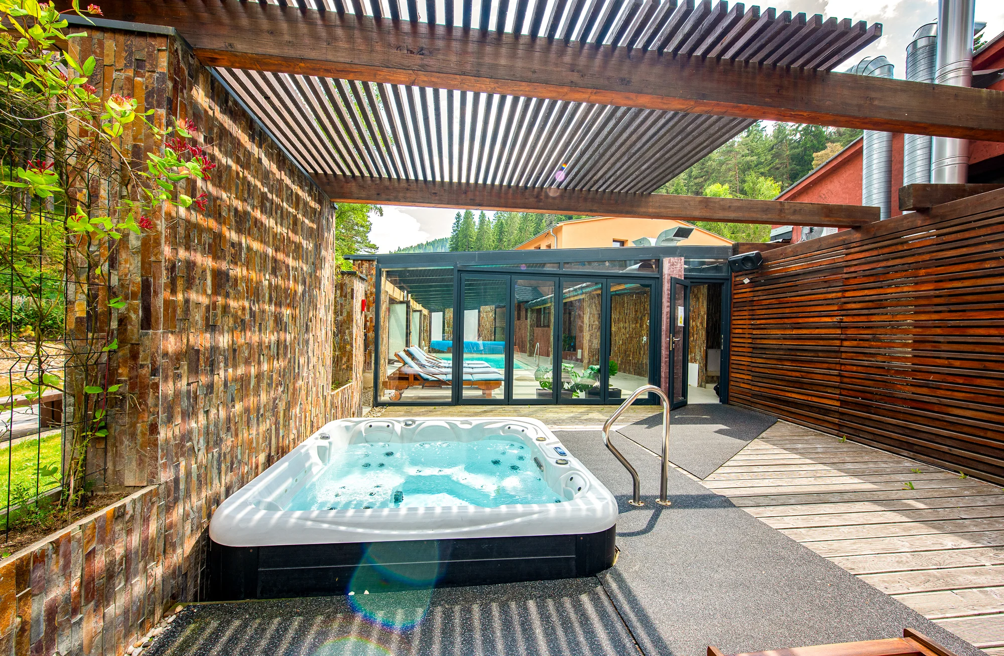 Lopušná Dolina pod Tatrami: pobyt v pokojích nebo chatce s wellness a možností stravování