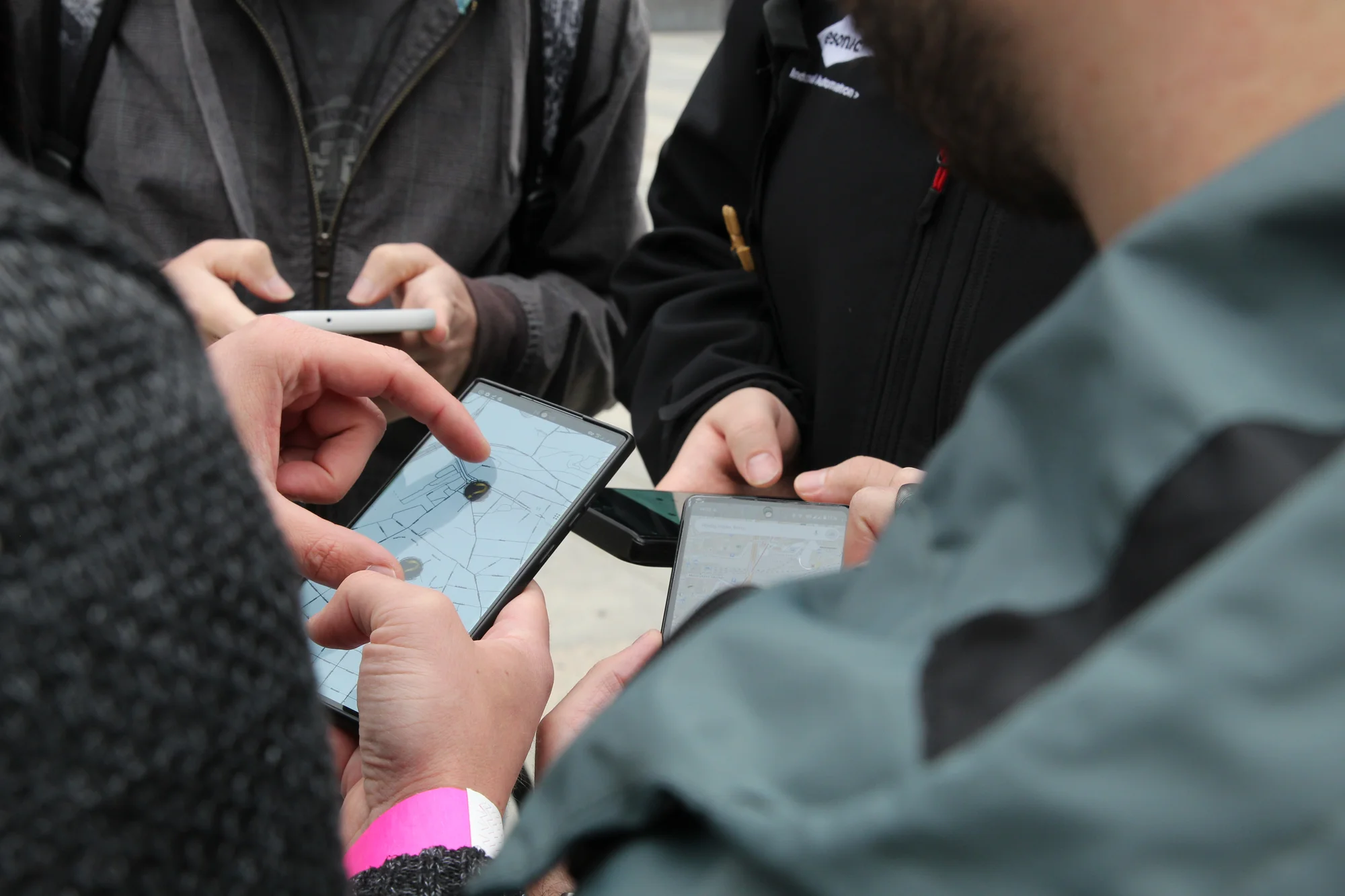 Vzpomínky vysloužilého detektiva Maxe: venkovní šifrovací hra v centru Prahy