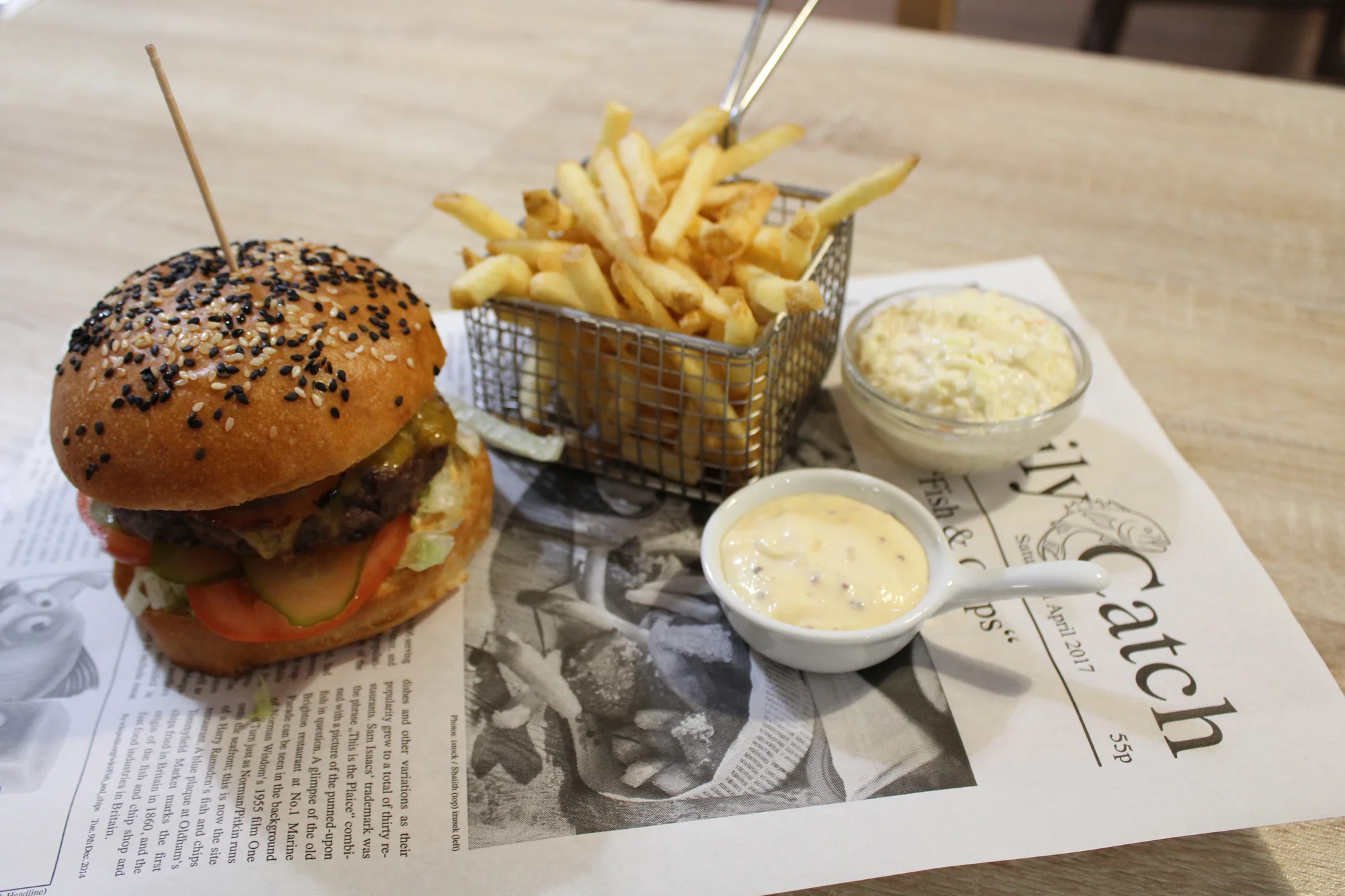 1 nebo 2 šťavnaté burgery s hranolky a coleslawem: hovězí, vepřové i se smažákem