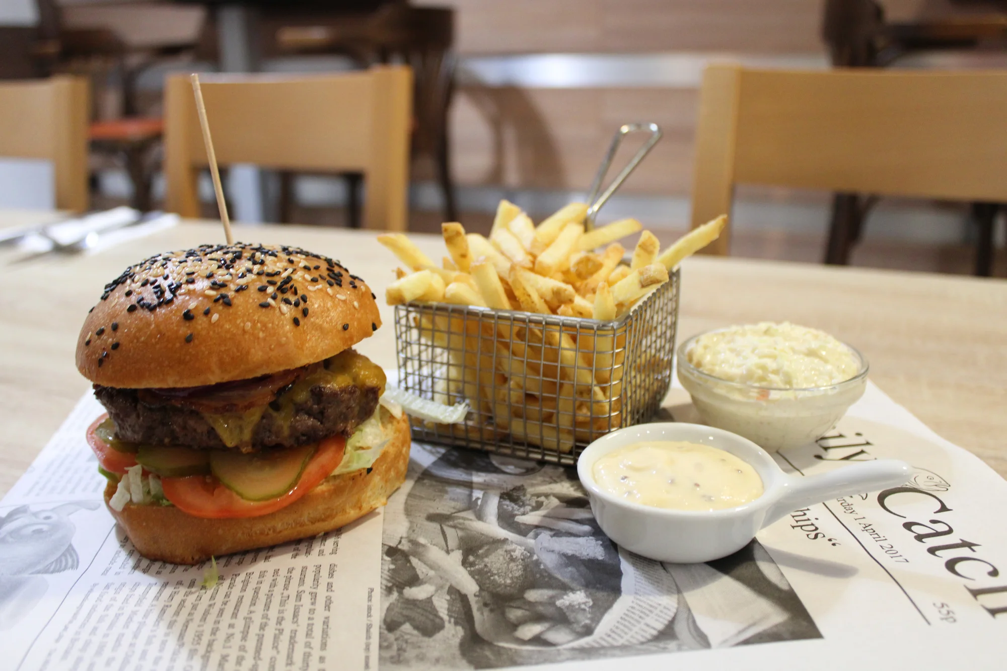 1 nebo 2 šťavnaté burgery s hranolky a coleslawem: hovězí, vepřové i se smažákem