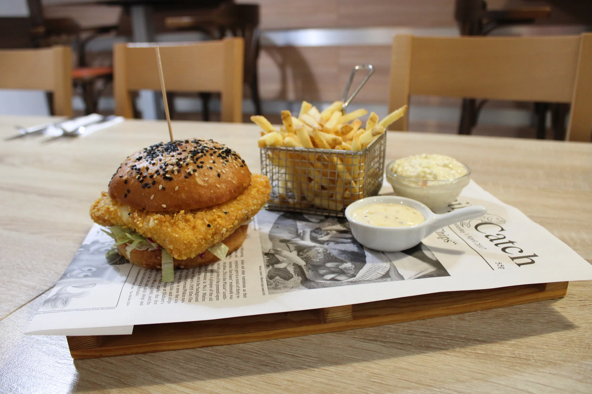 1 nebo 2 šťavnaté burgery s hranolky a coleslawem: hovězí, vepřové i se smažákem