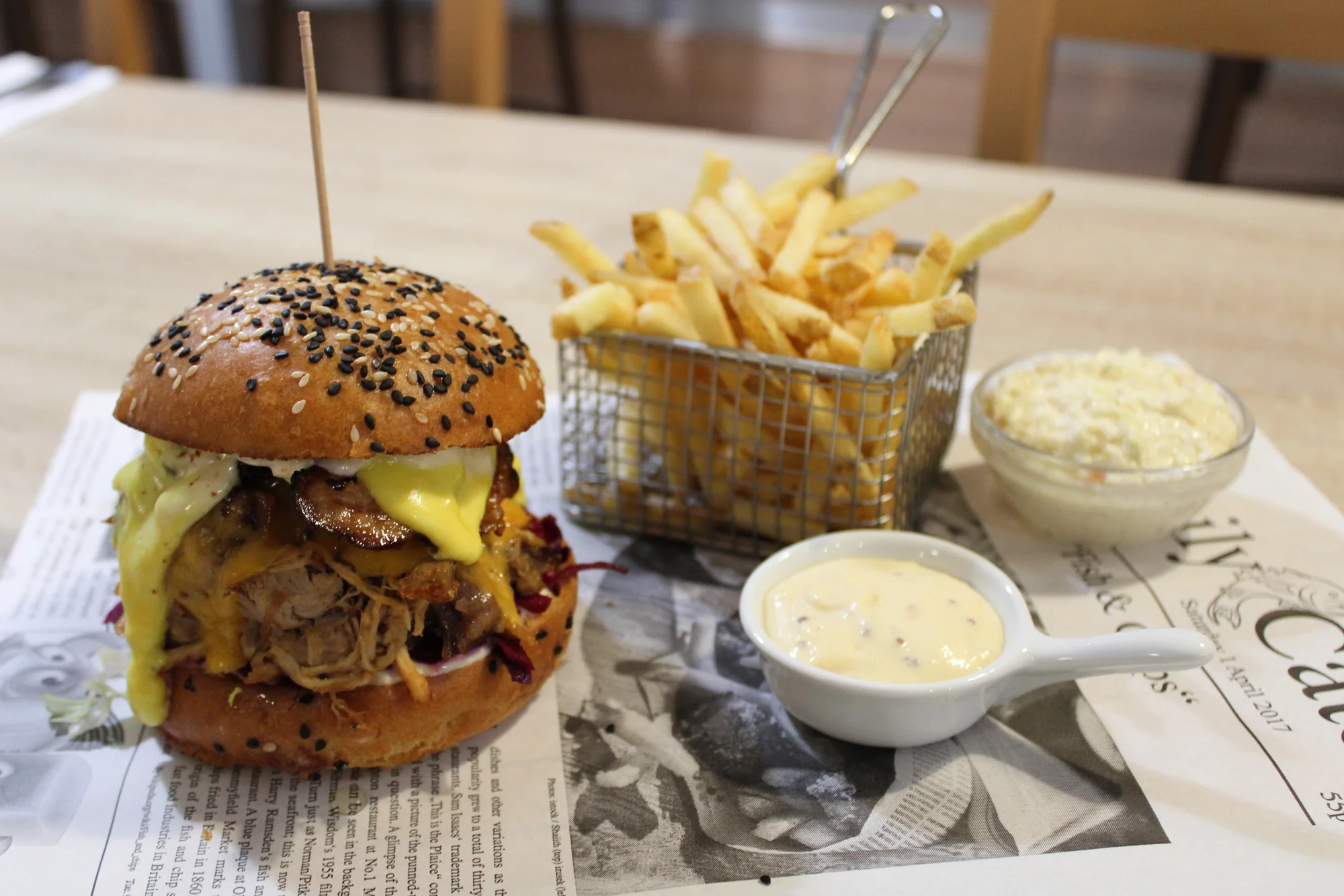 1 nebo 2 šťavnaté burgery s hranolky a coleslawem: hovězí, vepřové i se smažákem