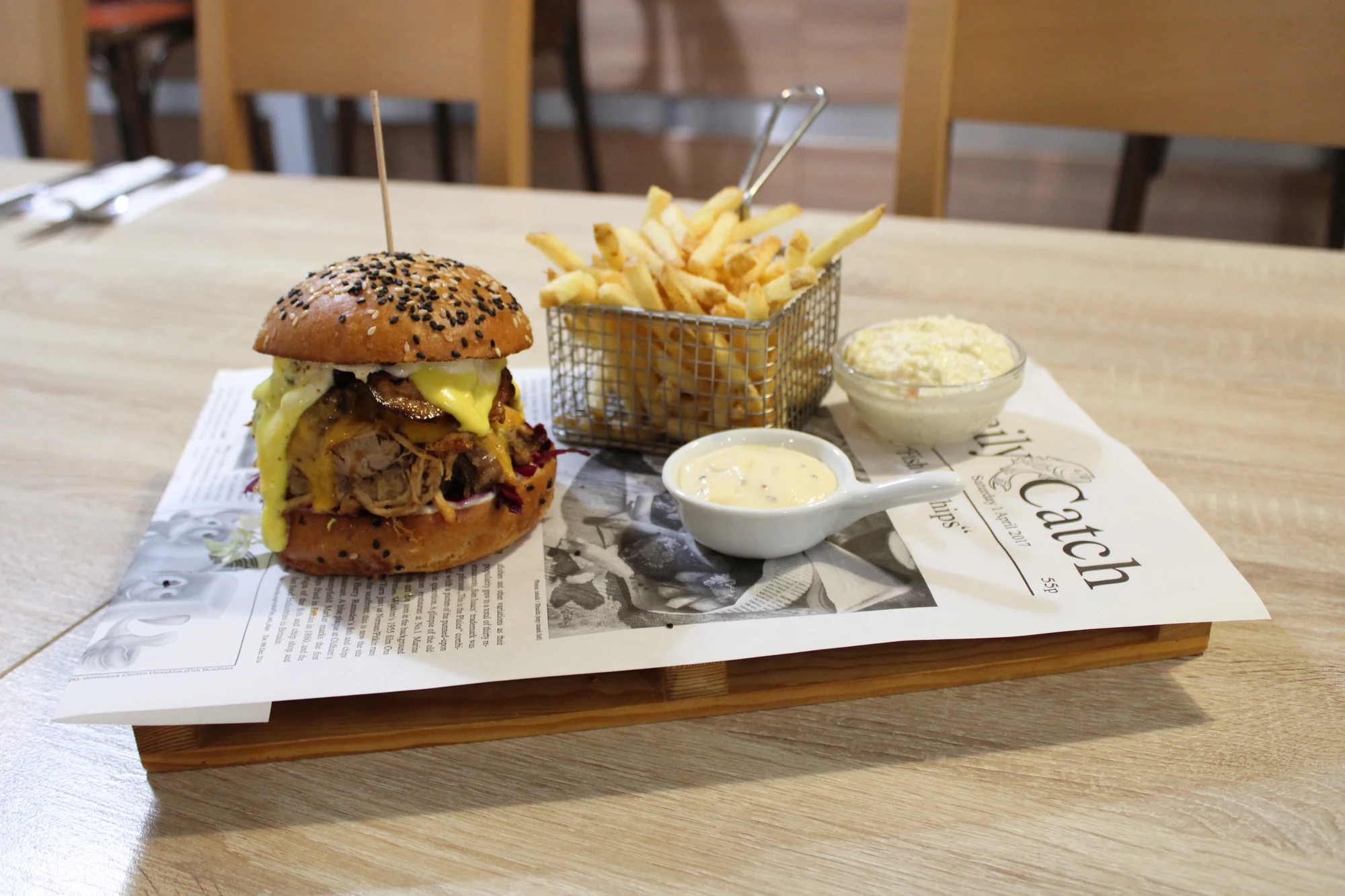 1 nebo 2 šťavnaté burgery s hranolky a coleslawem: hovězí, vepřové i se smažákem