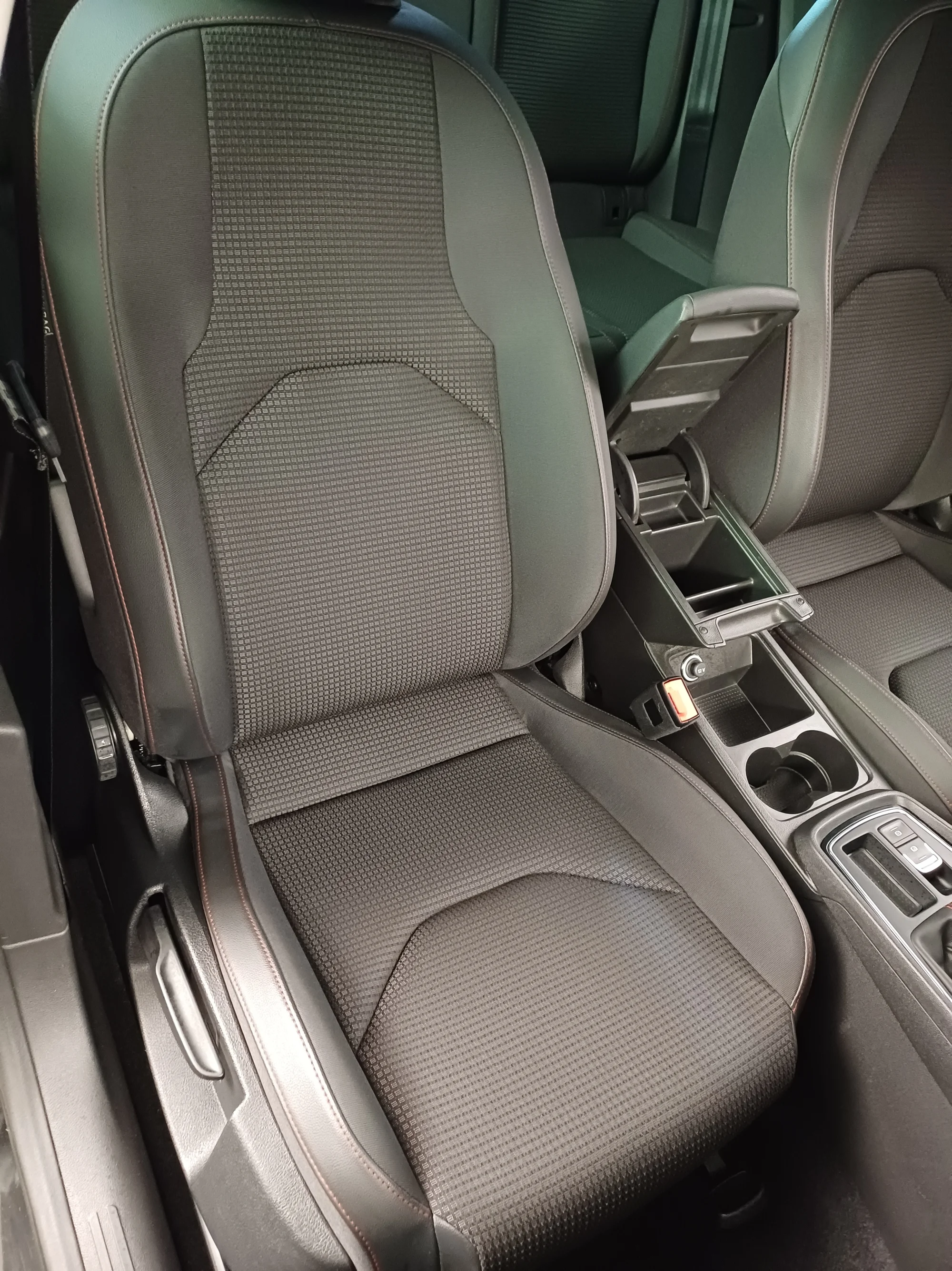 Vyčištěno do posledního smítka: detailing interiéru vašeho auta od vysátí po čištění parou