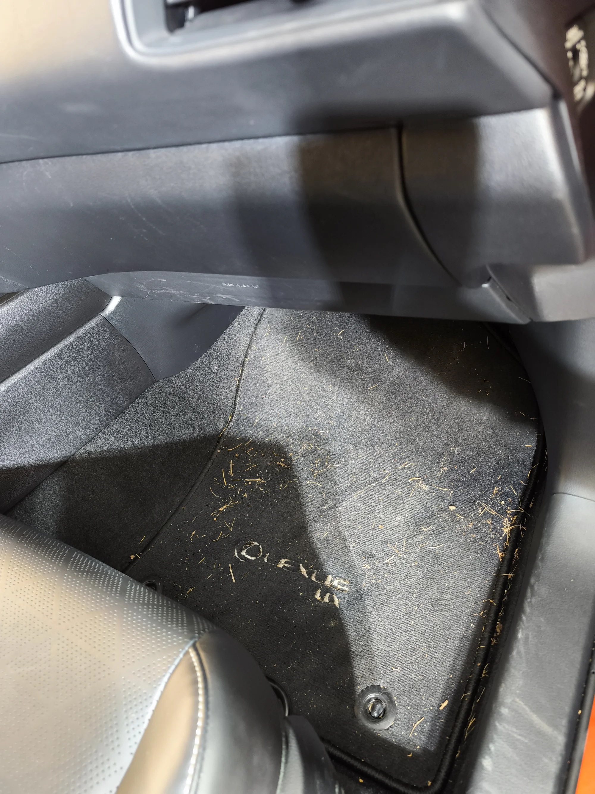 Vyčištěno do posledního smítka: detailing interiéru vašeho auta od vysátí po čištění parou