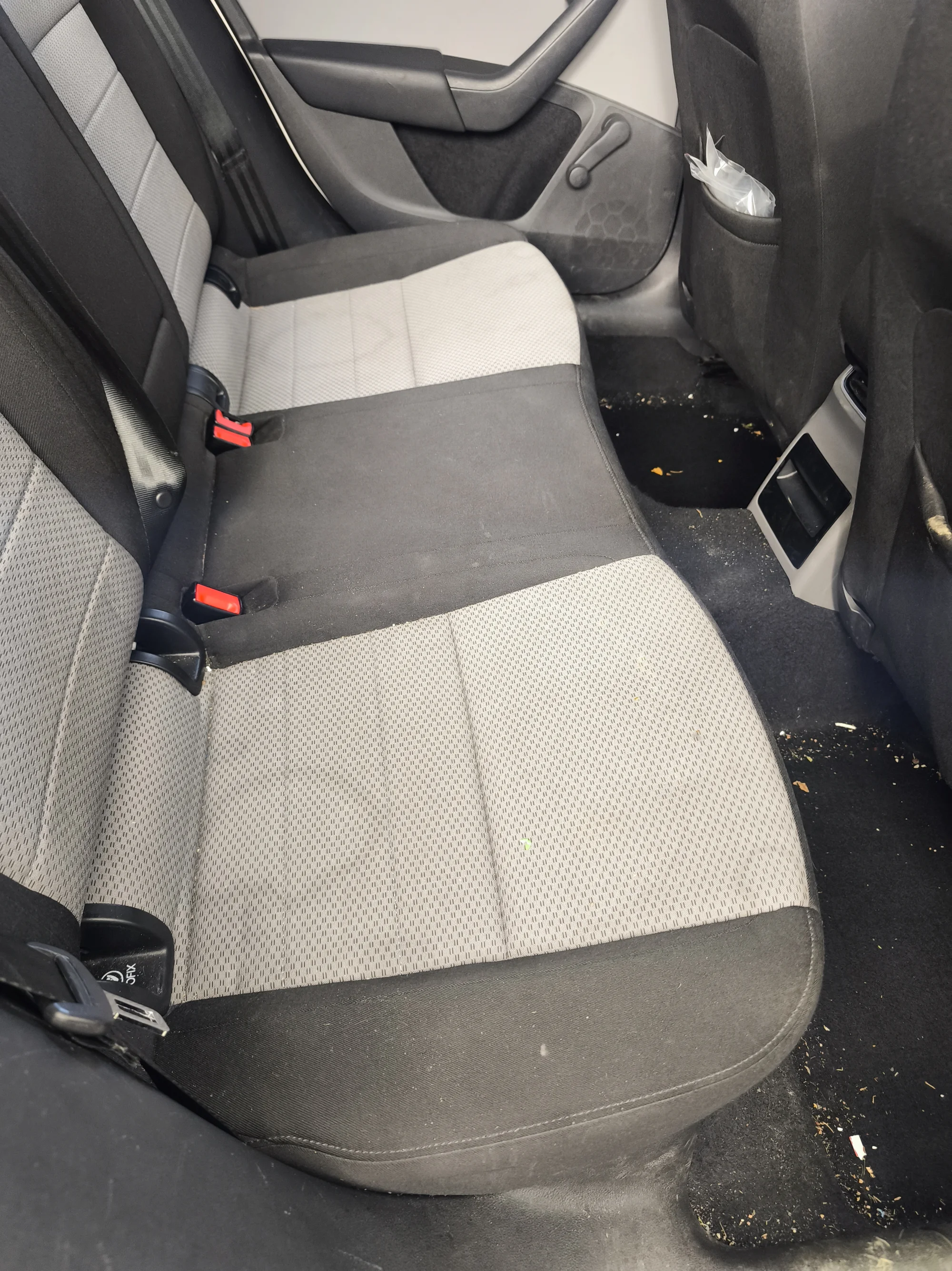 Vyčištěno do posledního smítka: detailing interiéru vašeho auta od vysátí po čištění parou