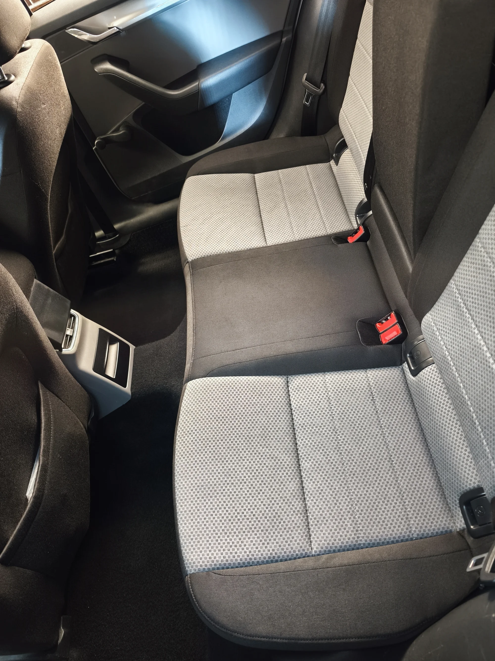 Vyčištěno do posledního smítka: detailing interiéru vašeho auta od vysátí po čištění parou