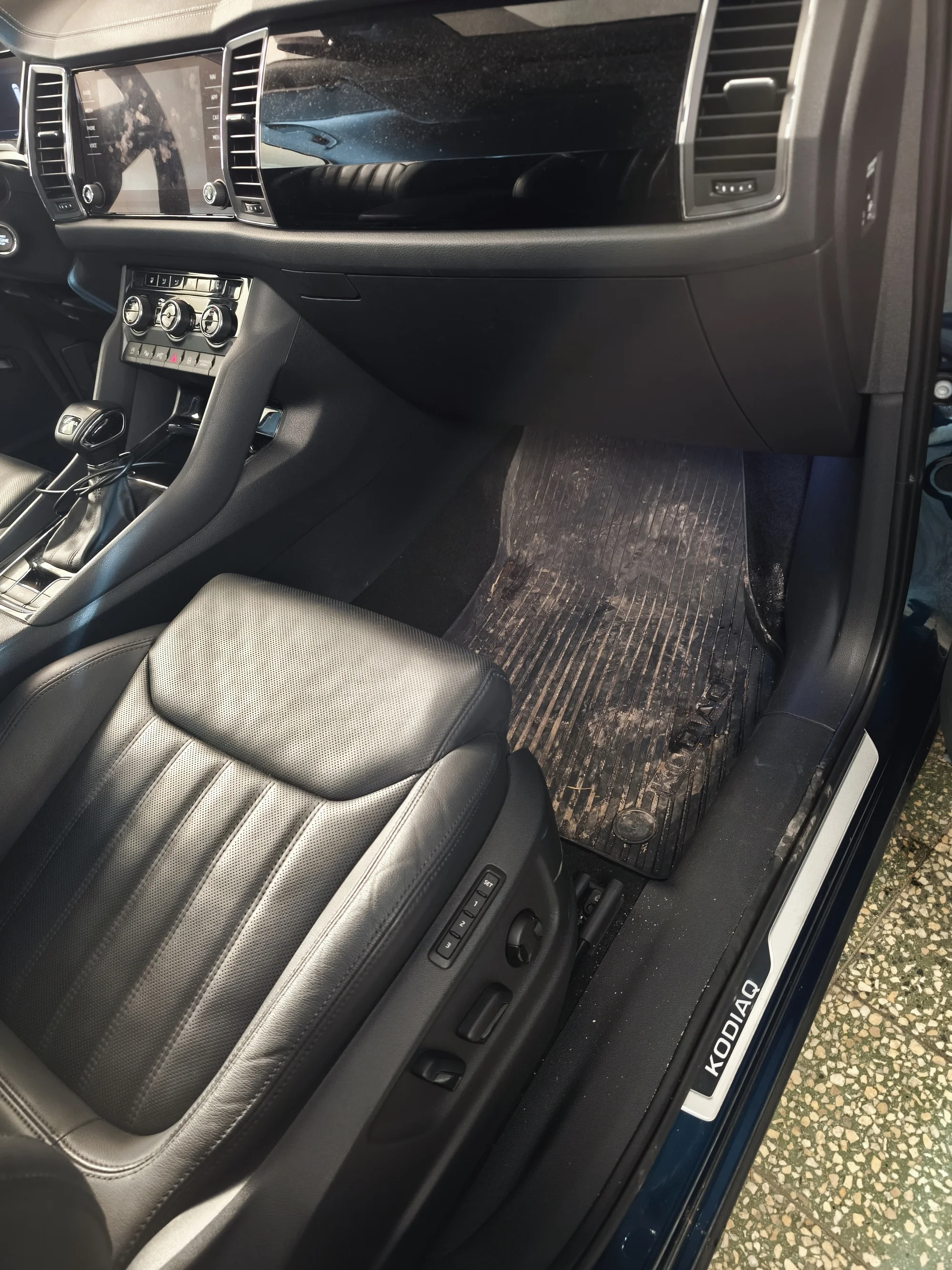 Vyčištěno do posledního smítka: detailing interiéru vašeho auta od vysátí po čištění parou