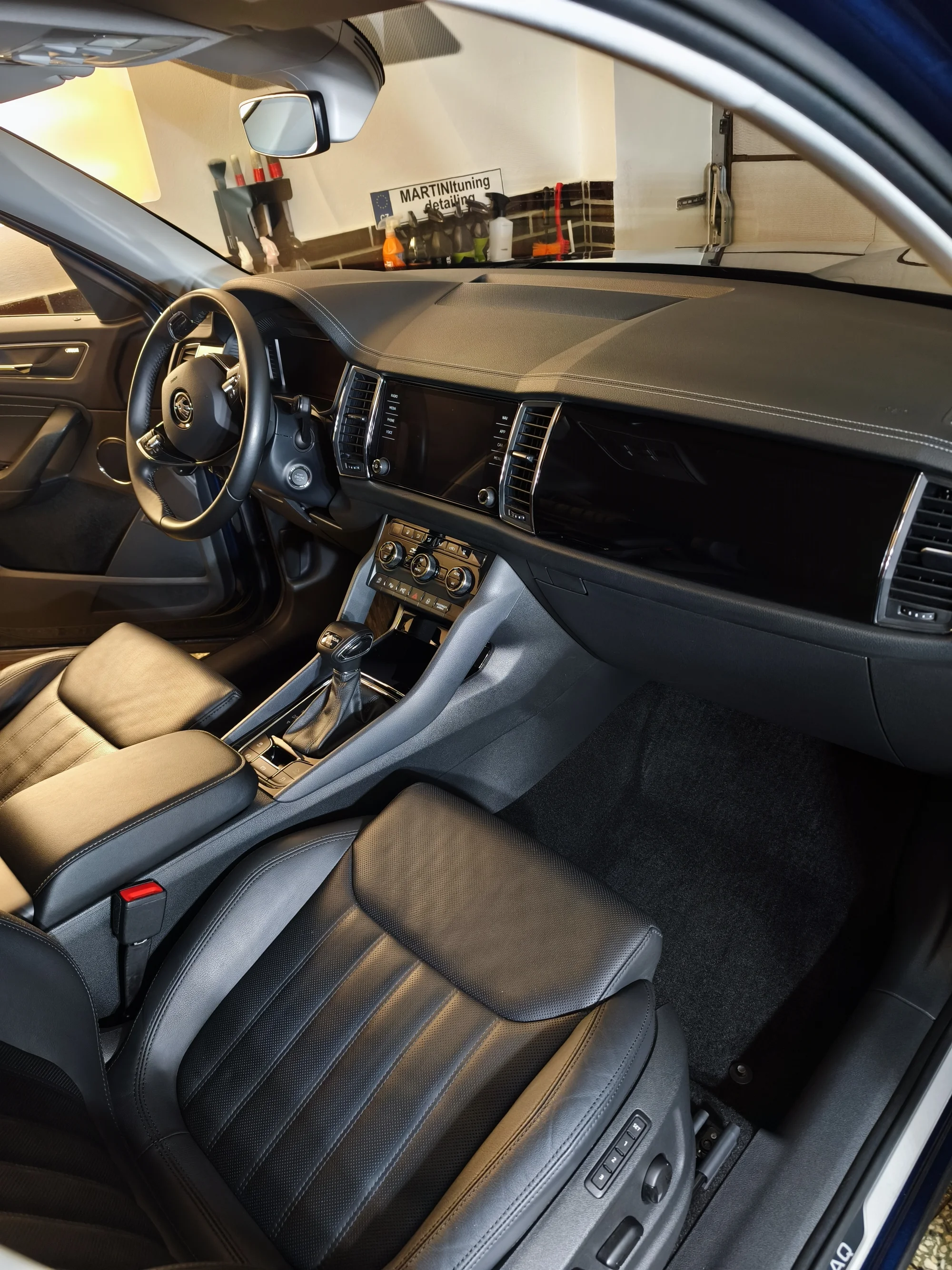 Vyčištěno do posledního smítka: detailing interiéru vašeho auta od vysátí po čištění parou