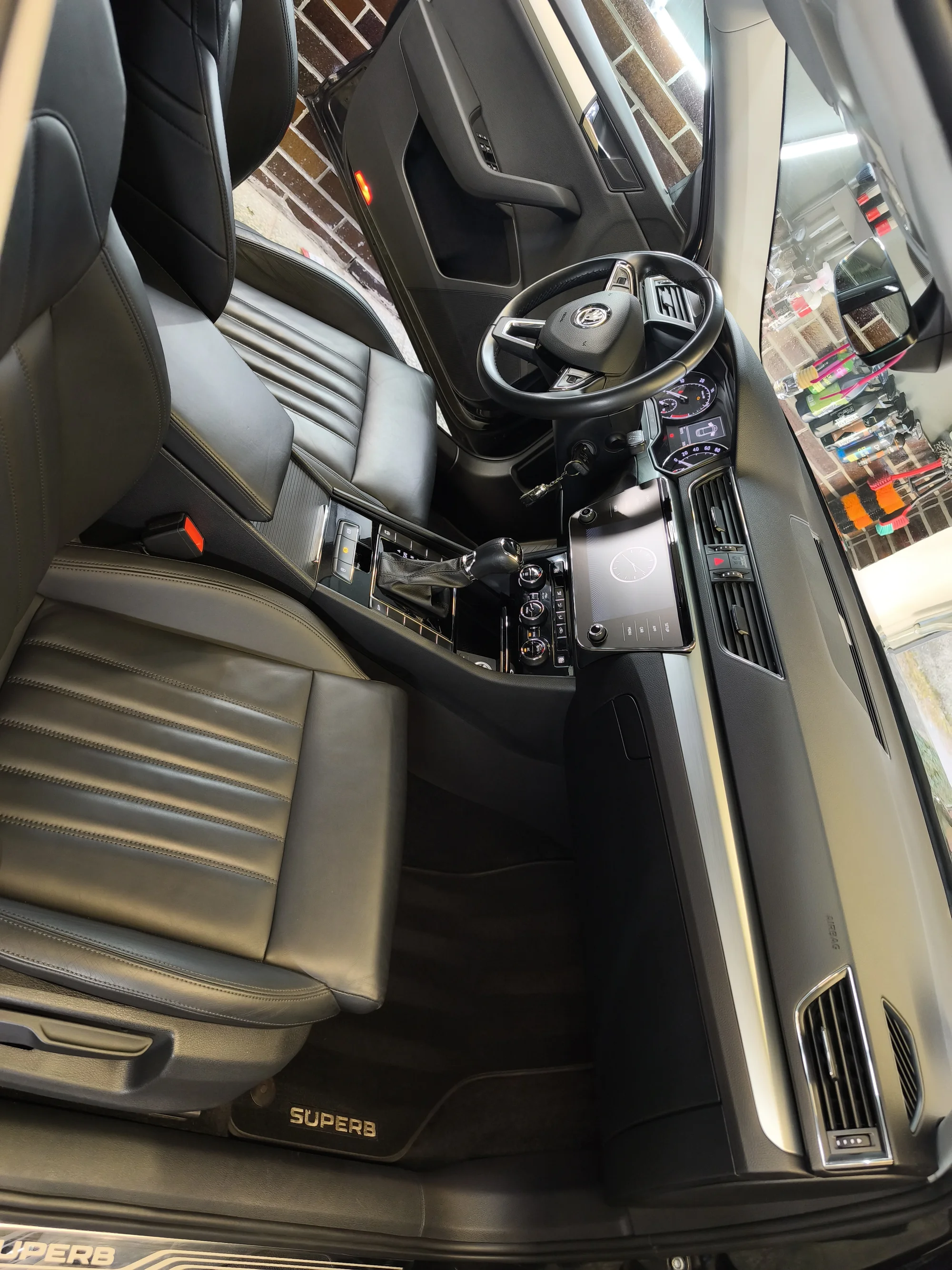 Vyčištěno do posledního smítka: detailing interiéru vašeho auta od vysátí po čištění parou