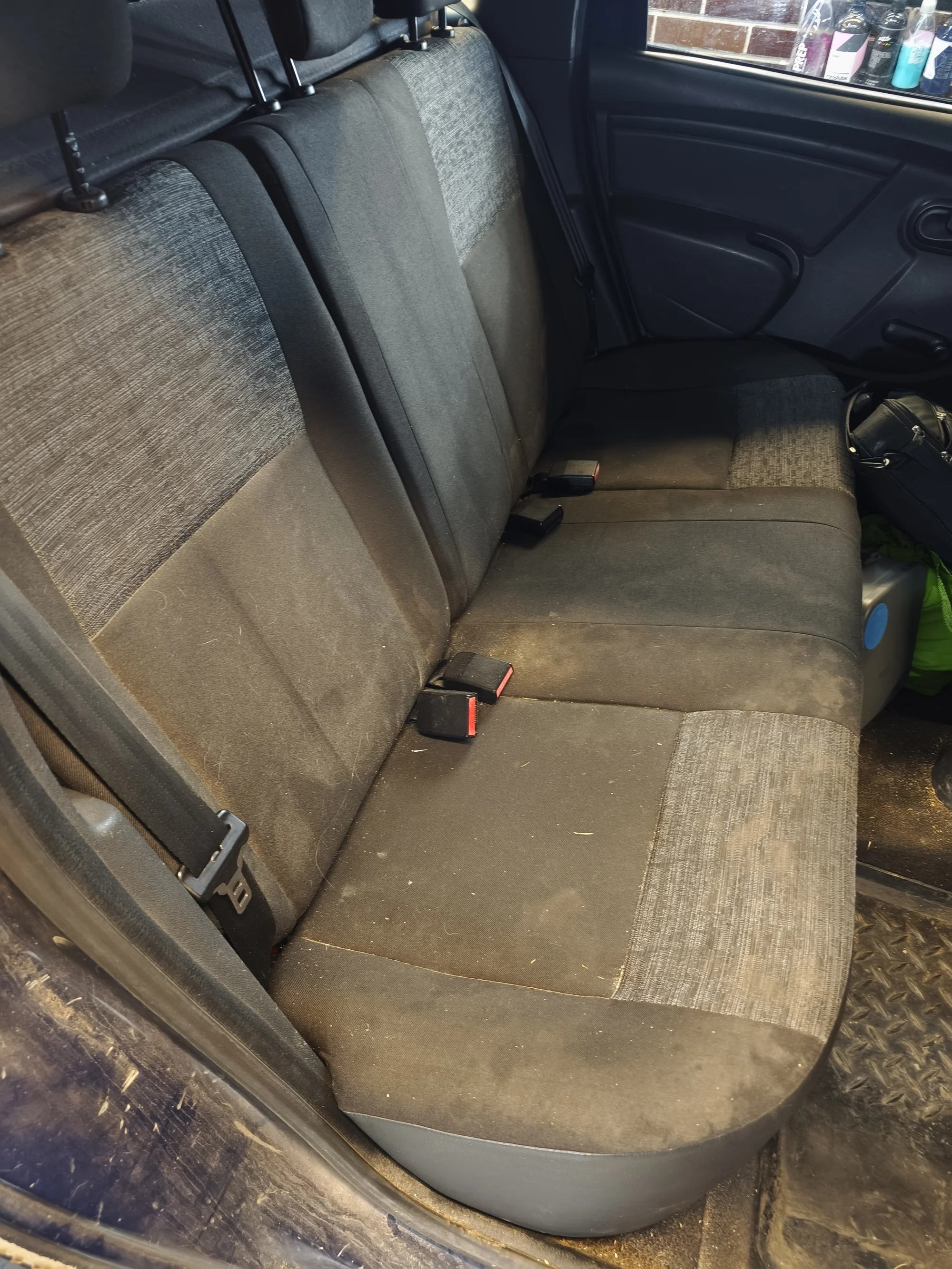 Vyčištěno do posledního smítka: detailing interiéru vašeho auta od vysátí po čištění parou