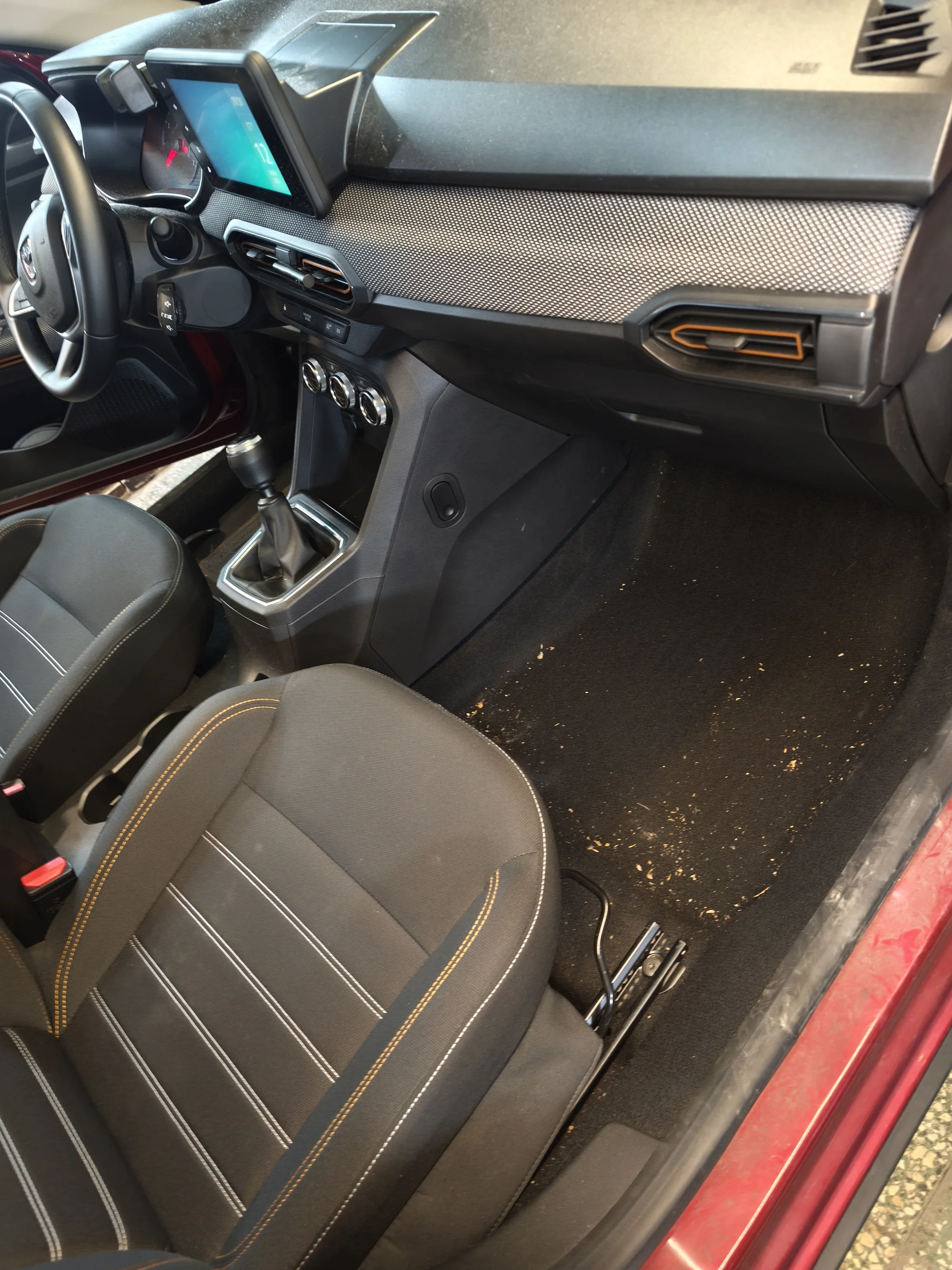 Vyčištěno do posledního smítka: detailing interiéru vašeho auta od vysátí po čištění parou