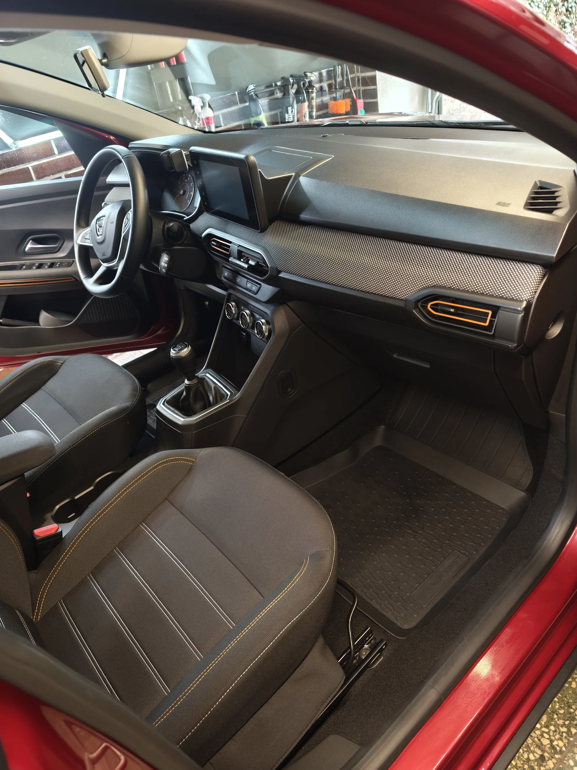 Vyčištěno do posledního smítka: detailing interiéru vašeho auta od vysátí po čištění parou