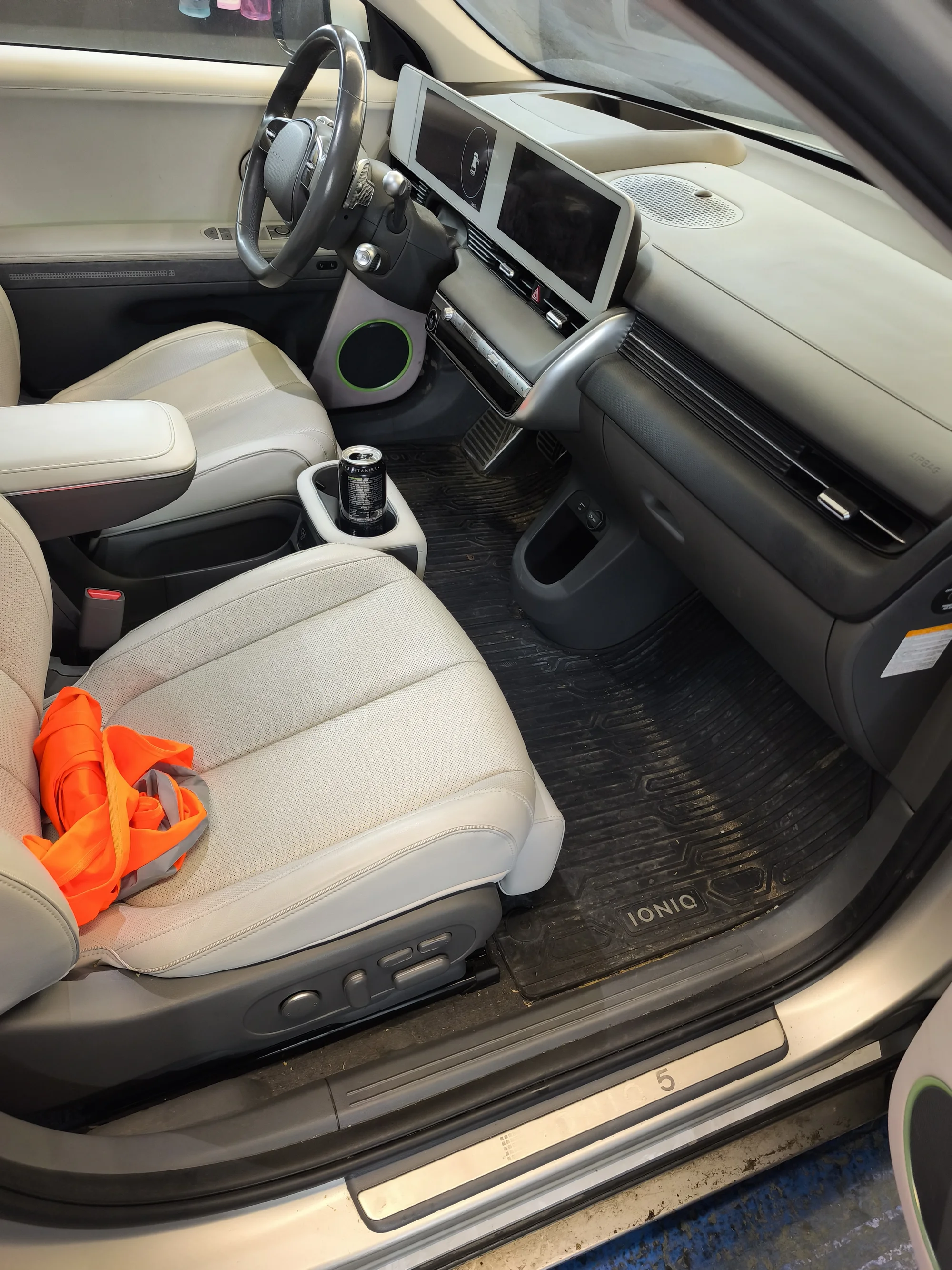 Vyčištěno do posledního smítka: detailing interiéru vašeho auta od vysátí po čištění parou