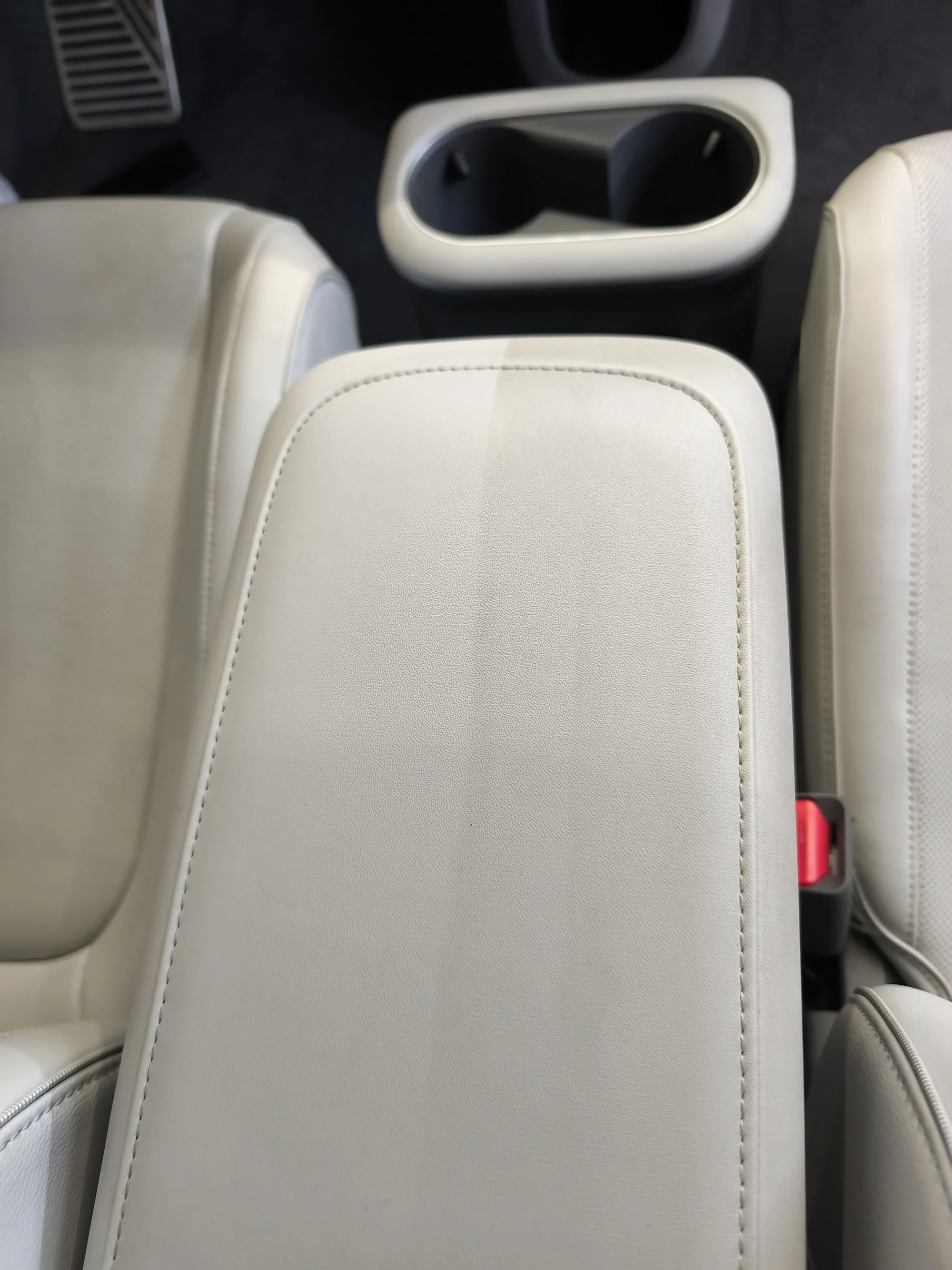 Vyčištěno do posledního smítka: detailing interiéru vašeho auta od vysátí po čištění parou