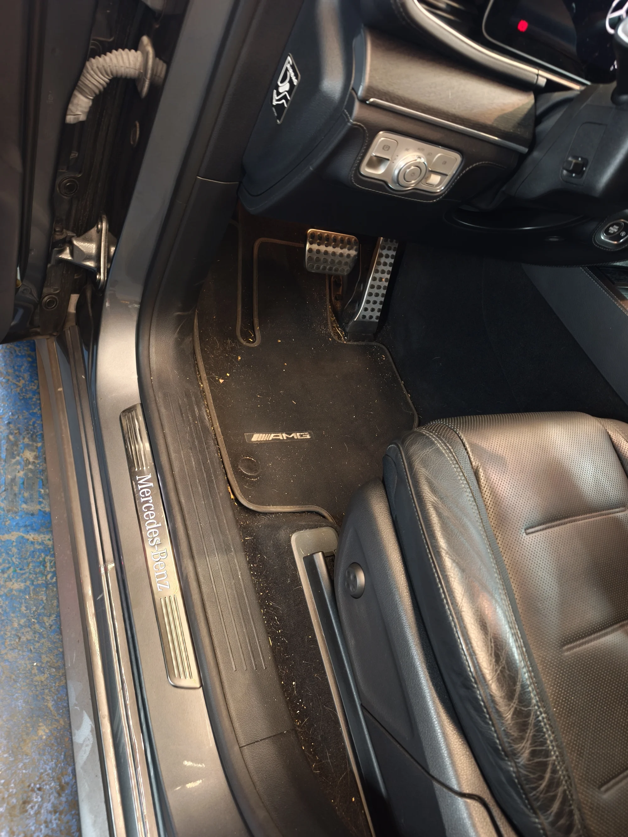 Vyčištěno do posledního smítka: detailing interiéru vašeho auta od vysátí po čištění parou