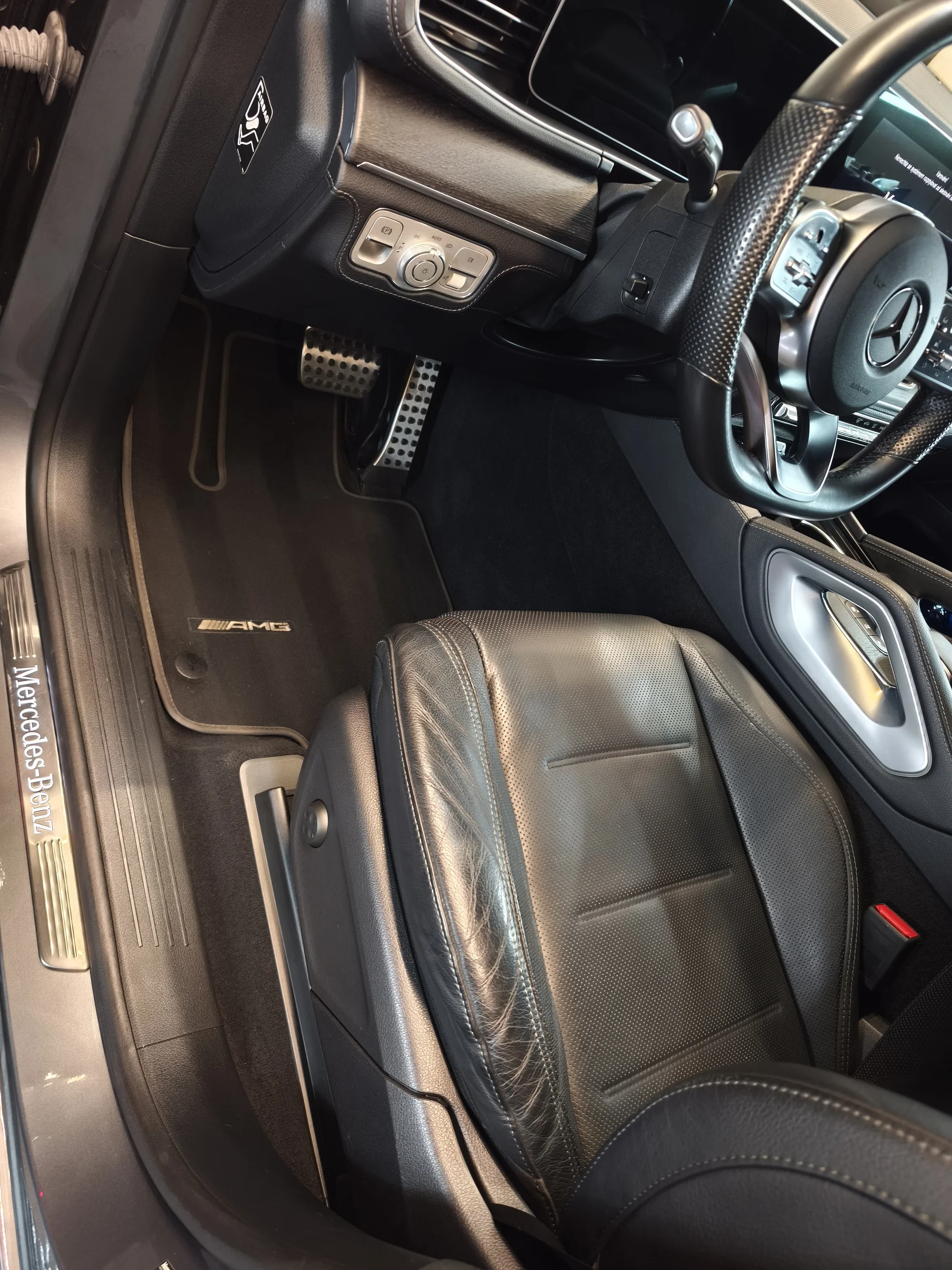 Vyčištěno do posledního smítka: detailing interiéru vašeho auta od vysátí po čištění parou