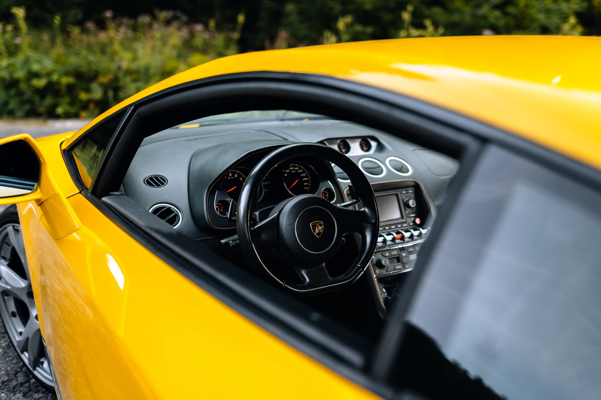 Vstříc adrenalinu: jízda v supersportu –⁠⁠⁠⁠⁠⁠ Ferrari, Lamborgini i Mustang, 20–⁠⁠⁠⁠⁠⁠40 minut