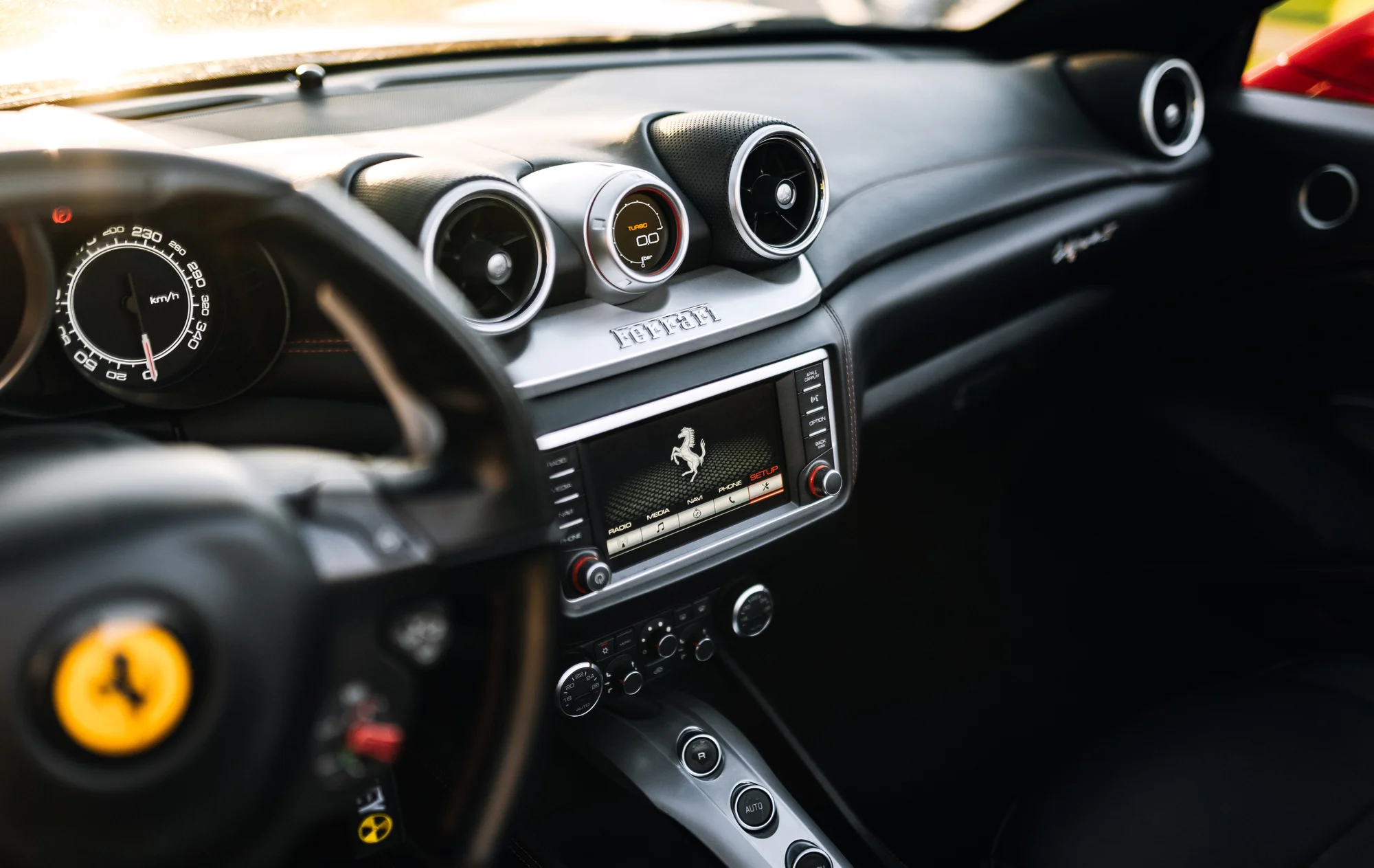 Jízdy v supersportech na závodním okruhu: 1 až 4 kola a na výběr 4 auta