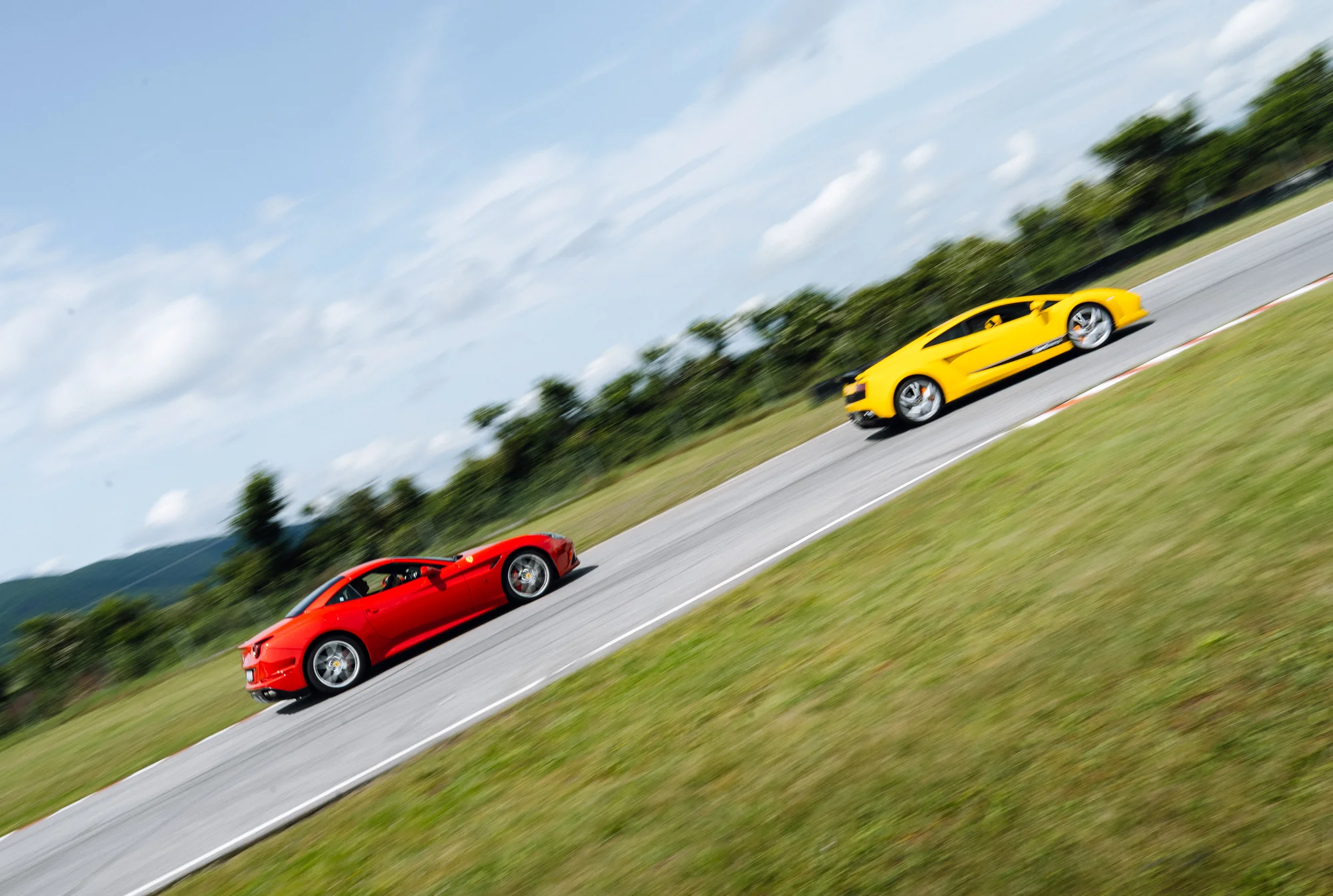 Jízdy v supersportech na závodním okruhu: 1 až 4 kola a na výběr 4 auta