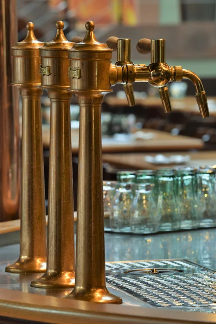 Masové prkno s kolenem, žebry, křídly a tatarákem, hodina bowlingu i 8 velkých piv