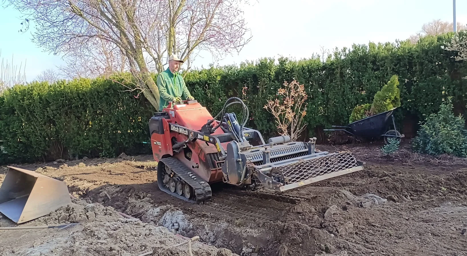 Sezónní zahradničení: praktické kurzy péče o trávník a stromy v každém ročním období