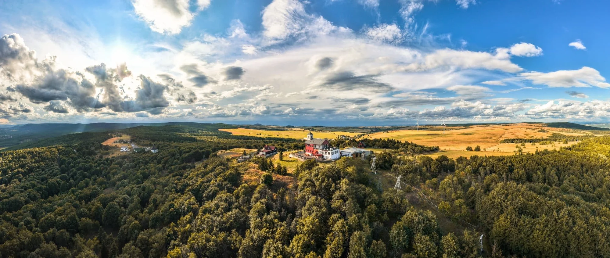 Ubytování se snídaní na hradě Krupka: pokoje až pro 4 osoby, vstupy do památek i na lanovku