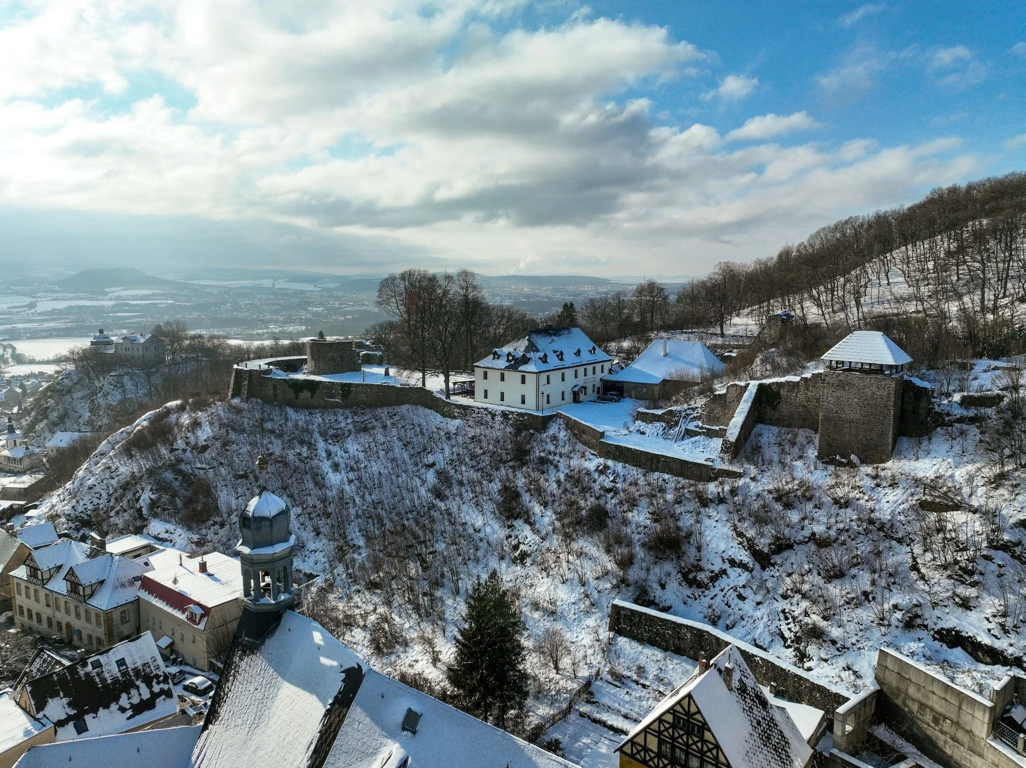Ubytování se snídaní na hradě Krupka: pokoje až pro 4 osoby, vstupy do památek i na lanovku
