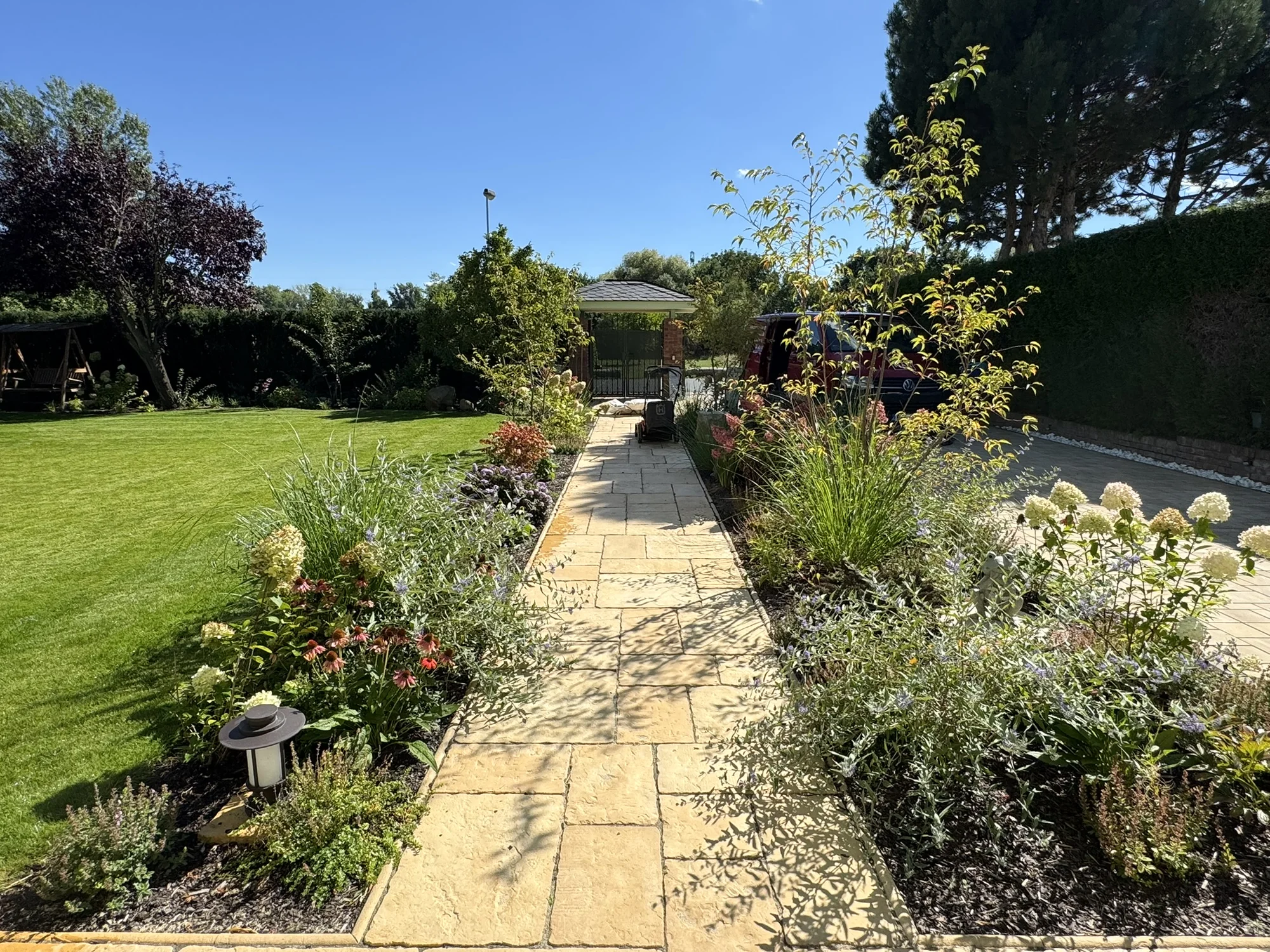 Sezónní zahradničení: praktické kurzy péče o trávník a stromy v každém ročním období